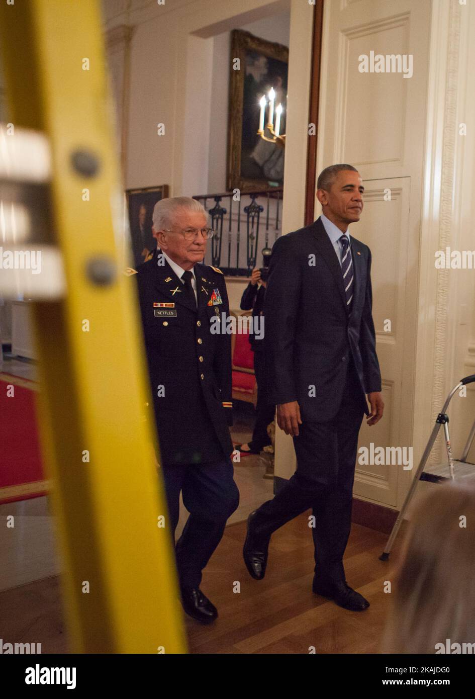 Washington, DC – am Montag, den 18. Juli, hat Präsident Barack Obama im Ostsaal des Weißen Hauses Oberstleutnant (ausgeschieden) verliehen. Charles Kettles, U.S. Army, die Ehrenmedaille für auffällige Galanterie. Der damalige Major Kettles zeichnete sich am 15. Mai 1967 bei Kampfeinsätzen in der Nähe von Duc Pho, Republik Vietnam, aus und wird mit der Rettung von 40 Soldaten und vier seiner eigenen Besatzungsmitglieder gewürdigt. (Foto von Cheriss May/NurPhoto) *** Bitte nutzen Sie die Gutschrift aus dem Kreditfeld *** Stockfoto