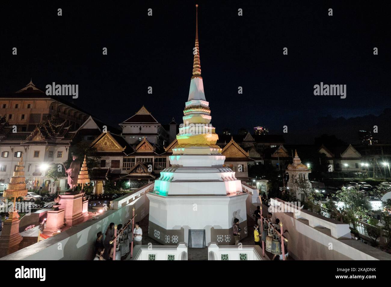 Thailändische Buddhisten feiern am 18. Juli 2016 den Asaha Bucha Tag im Wat Yannawa im Zentrum von Bangkok. Asaha Bucha ist ein wichtiges Fest im buddhistischen Kalender, das Buddhas erste Predigt an seine Schüler nach der Erleuchtung markiert. Es signalisiert auch den Beginn der buddhistischen Fastenzeit, einer Zeit, in der nicht alle Mönche das Gelände ihres Tempels verlassen sollen. Thailändische Buddhisten feiern den Tag in Tempeln mit einer Prozession bei Kerzenschein namens Wian Tian. (Foto von Thomas De Cian/NurPhoto) *** Bitte nutzen Sie die Gutschrift aus dem Kreditfeld *** Stockfoto