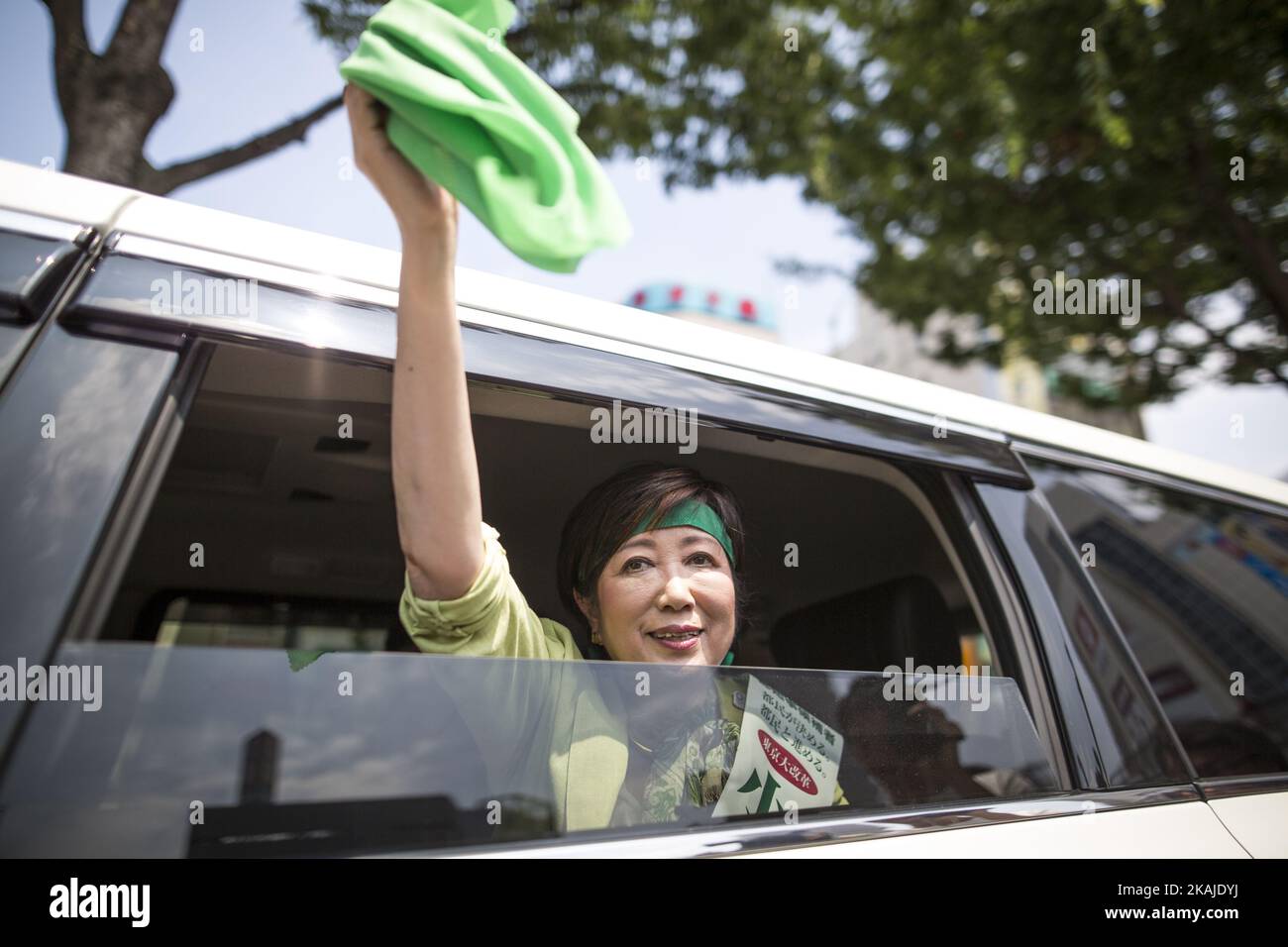 TOKIO, JAPAN - 20. JULI: Yuriko Koike, eine Abgeordnete der Liberaldemokratischen Partei und ehemalige Verteidigungsministerin, winkt ein grünes Tuch, das ihre Unterstützerin nach ihrer Rede zur Gouverneurswahl in Tokio am 31. Juli vor dem Bahnhof Gotanda in Tokio, Japan, am Mittwoch, 20. Juli 2016, gegeben hat. (Foto von Richard Atrero de Guzman/NurPhoto) *** Bitte nutzen Sie die Gutschrift aus dem Kreditfeld *** Stockfoto