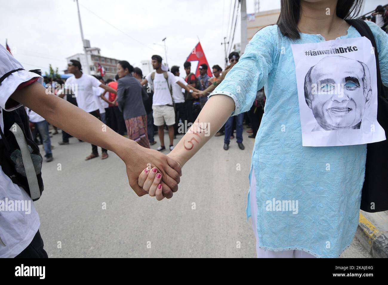 Nepalesen halten sich während der Demonstration Solidarity zur Unterstützung von Prof. Dr. Govinda KC in Kathmandu, Nepal, am 23. Juli 2016 Hand an. Nepalesische Menschen zeigen Plakate mit einer schriftlichen Botschaft: „Ich bin mit Dr. Govinda KC“. Nepalesische Jugendliche starteten eine Kampagne in den sozialen Medien zur Unterstützung von Dr. Govinda KC mit dem Hashtag #IamwithDrKC, während sie auf Facebook oder Twitter postete. (Foto von Narayan Maharjan/NurPhoto) *** Bitte nutzen Sie die Gutschrift aus dem Kreditfeld *** Stockfoto