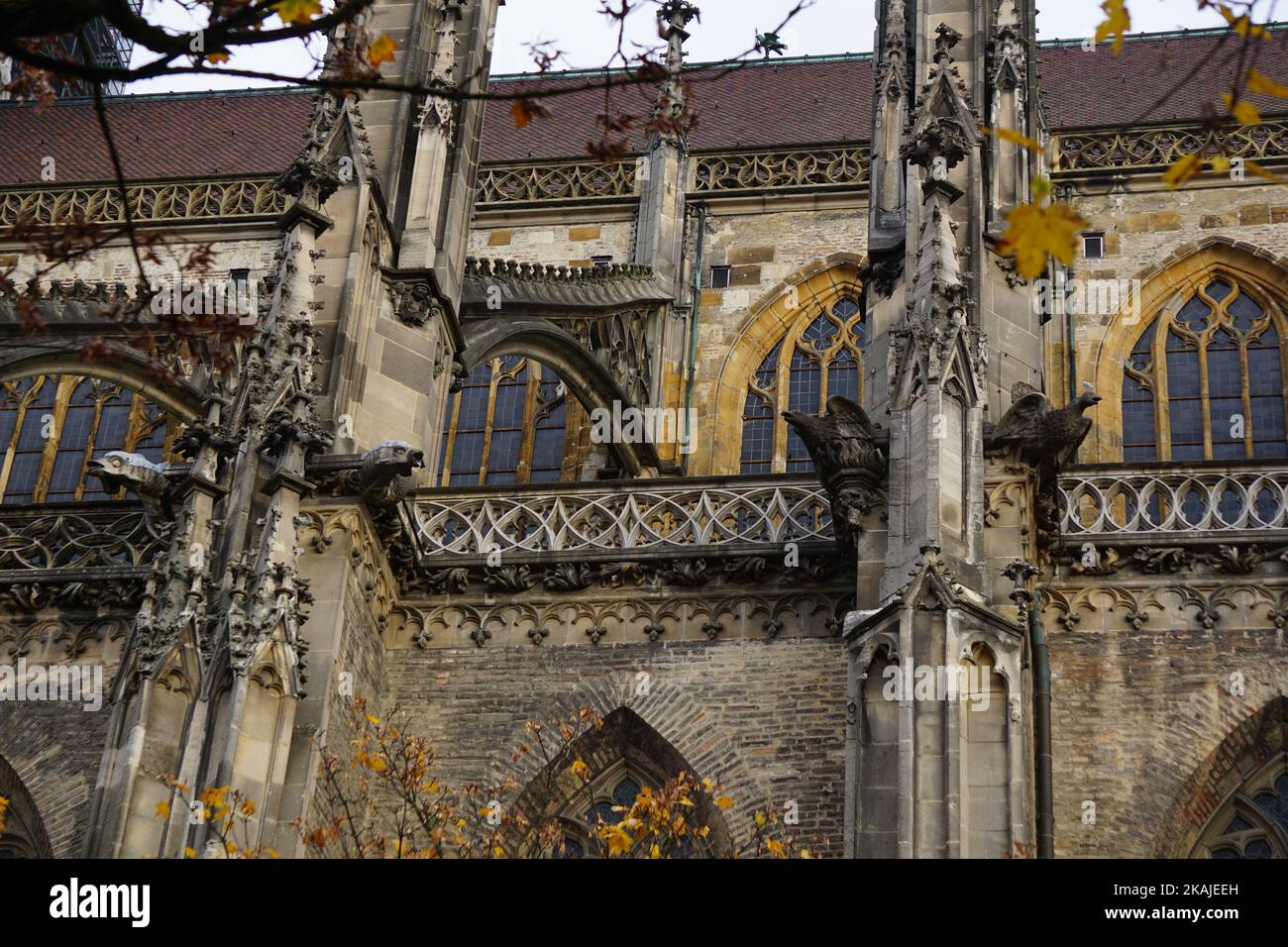 Eine herrliche Aussicht auf das Ulmer Münster in Ulm, Deutschland mit gotischen Bögen an den Wänden und Fenstern Stockfoto