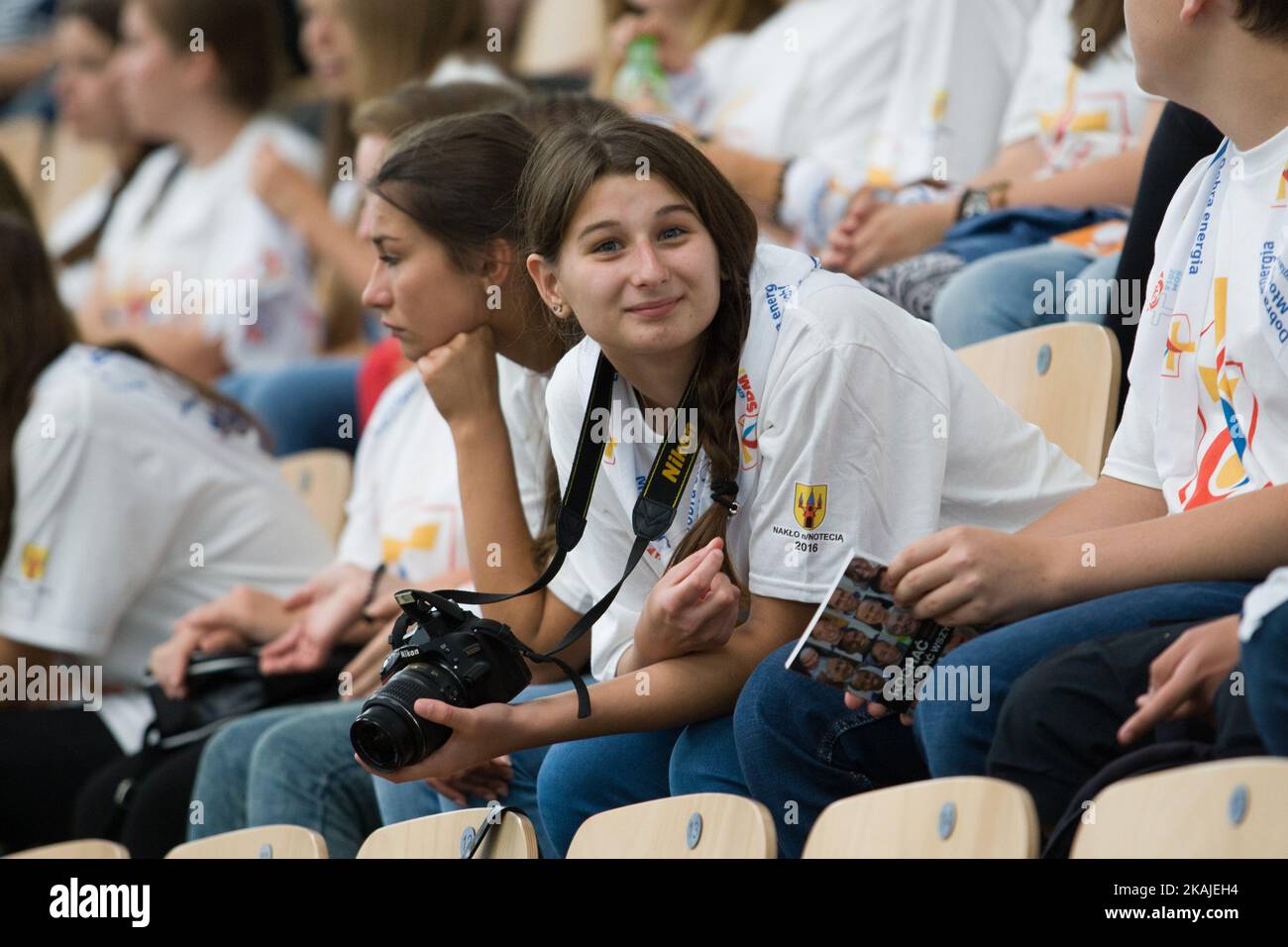 Im Vorfeld der Weltjugendtage findet am 24. Juli 2016 in der Sportarena Artego in Bydgoszcz, Polen, eine Messe für über 1000 Pilger aus Brasilien und Madagaskar statt. Während des Papstbesuches zu den Weltjugendtagen werden über eine Million Besucher nach Krakau, Polen, kommen. (Foto von Jaap Arriens/NurPhoto) *** Bitte benutzen Sie die Gutschrift aus dem Kreditfeld *** Stockfoto