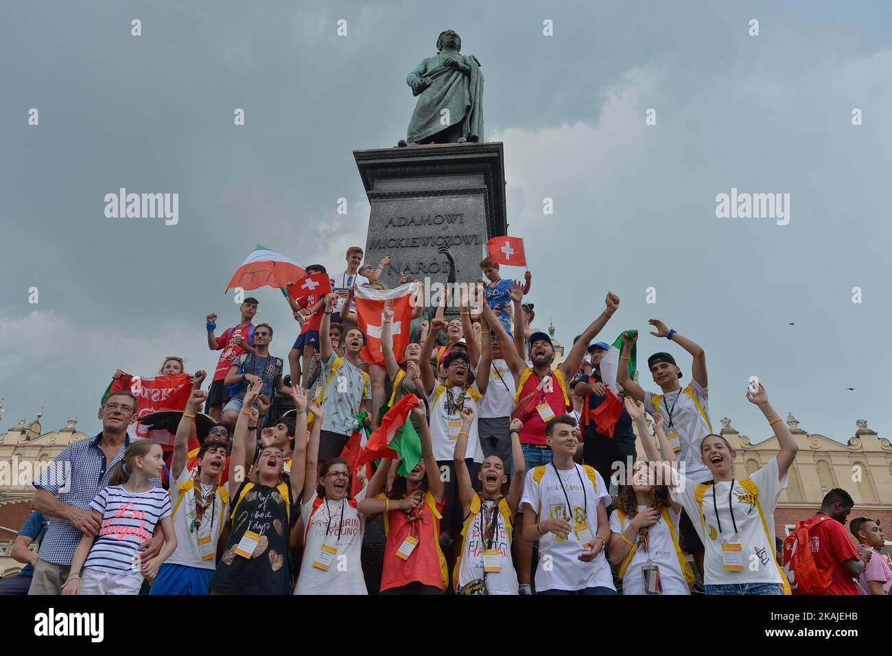 Ein Blick auf die Pilger am Adam-Mickiewicz-Denkmal auf dem Hauptplatz von Krakau vor der offiziellen Eröffnungsmesse und dem Weltjugendtag 2016 im Blonia-Park in Krakau am Dienstag, den 26. Juli 2016, in Krakau, Polen. Foto von Artur Widak *** Bitte nutzen Sie die Gutschrift aus dem Kreditfeld *** Stockfoto