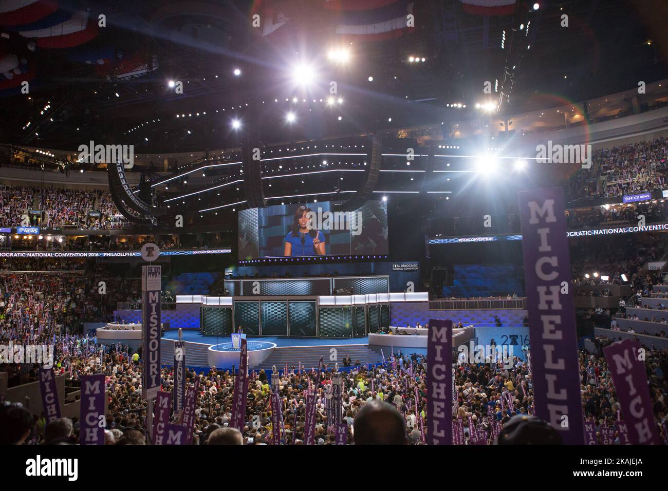 Philadelphia, PA. – Am Montag, den 25. Juli, dem ersten Tag der Demokratischen Nationalversammlung von 2016, die im Wells Fargo Center stattfand, spricht First Lady Michelle Obama mit Delegierten und Gästen. (Foto von Cheriss May/NurPhoto) *** Bitte nutzen Sie die Gutschrift aus dem Kreditfeld *** Stockfoto