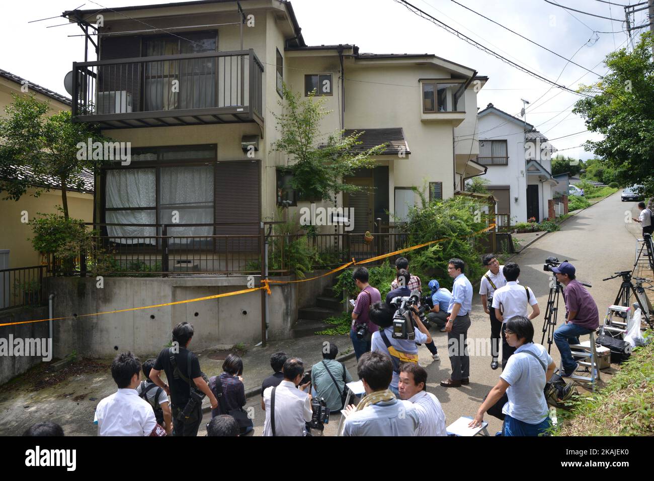 Medienmensch vor dem Haus von Satoshi Uematsu in Sagamihara, außerhalb von Tokio, Japan, Mittwoch, 27. Juli, 2016. Bei einem Messerangriff auf ein Pflegezentrum für Menschen mit psychischen Behinderungen in Sagamihara, Japan, sind mindestens 19 Menschen gestorben. (Foto von Hitoshi Yamada/NurPhoto) *** Bitte nutzen Sie die Gutschrift aus dem Kreditfeld *** Stockfoto