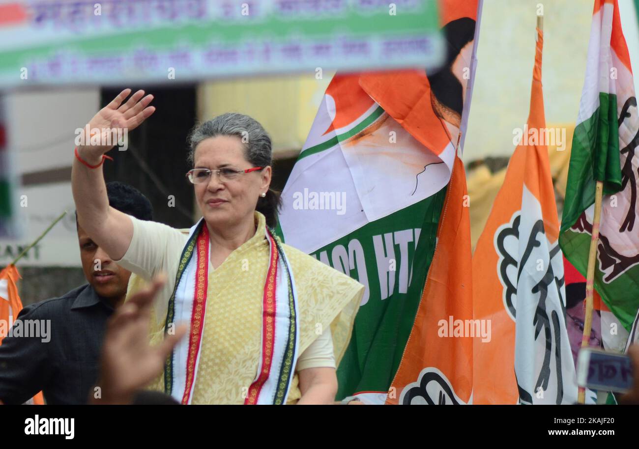 Die Vorsitzende der Kongresspartei, Sonia Gandhi, begrüßt die Anhänger während einer Parade in Varanasi, Indien, am 2,2016. August. (Foto von Ritesh Shukla/NurPhoto) *** Bitte benutzen Sie die Gutschrift aus dem Kreditfeld *** Stockfoto