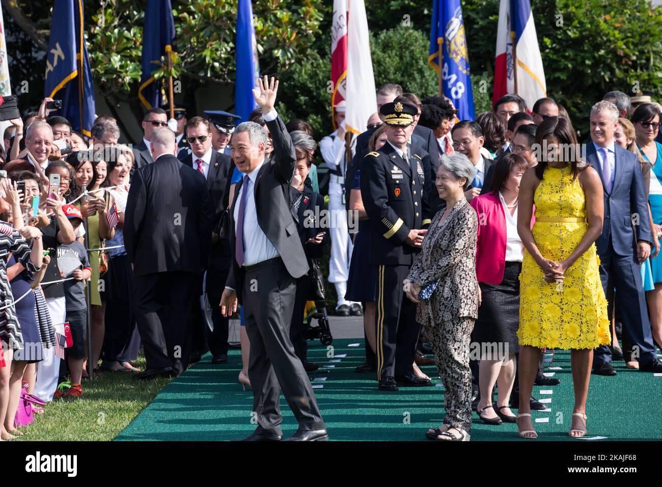 Washington, D.C. – am Dienstag, den 2. August, begrüßt der Premierminister Lee Hsien Loong aus Singapur auf dem South Lawn des Weißen Hauses die Gäste, die an der Zeremonie zur Ankunft des Staates teilnahmen. (Foto von Cheriss May/NurPhoto) *** Bitte nutzen Sie die Gutschrift aus dem Kreditfeld *** Stockfoto