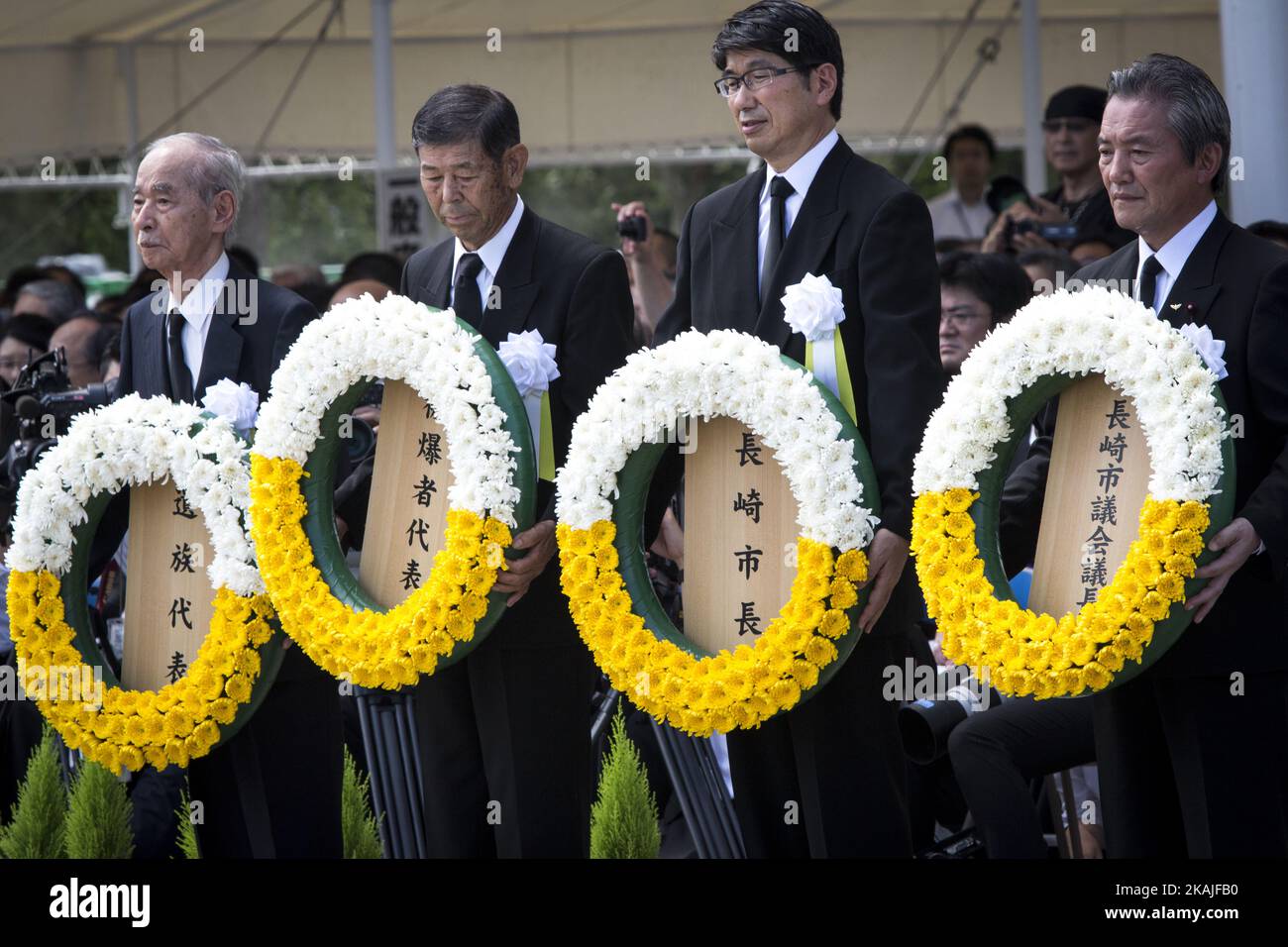 Der Bürgermeister von Nagasaki, Vertreter trauernder Familien und Vertreter von Atombombenüberlebenden legen den Kranz für die Atombombenopfer vor der Friedensstatue im Nagasaki Peace Park, Nagasaki, Südjapan, Dienstag, den 9. August, 2016. Japan feierte den 71.. Jahrestag der Atombombenangriffe auf Nagasaki. Am 9. August 1945, während des Zweiten Weltkriegs, warfen die Vereinigten Staaten die zweite Atombombe auf Nagasaki ab und töteten schätzungsweise 40.000 Menschen, die den Zweiten Weltkrieg beendeten Stockfoto