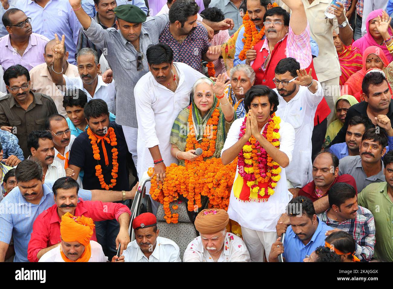 Late Maharaja Bhawani Singhs Frau Rajmata Padmini Devi von Jaipur mit ihrem Sohn Prinz Padamnabh Singh und Anhänger nehmen Protestkundgebung gegen die diktatorische Aktion am Rajmahal Palast von der Jaipur Development Authority (JDA) , in Jaipur , Rajasthan, Indien,01 Sept,2016. Stockfoto
