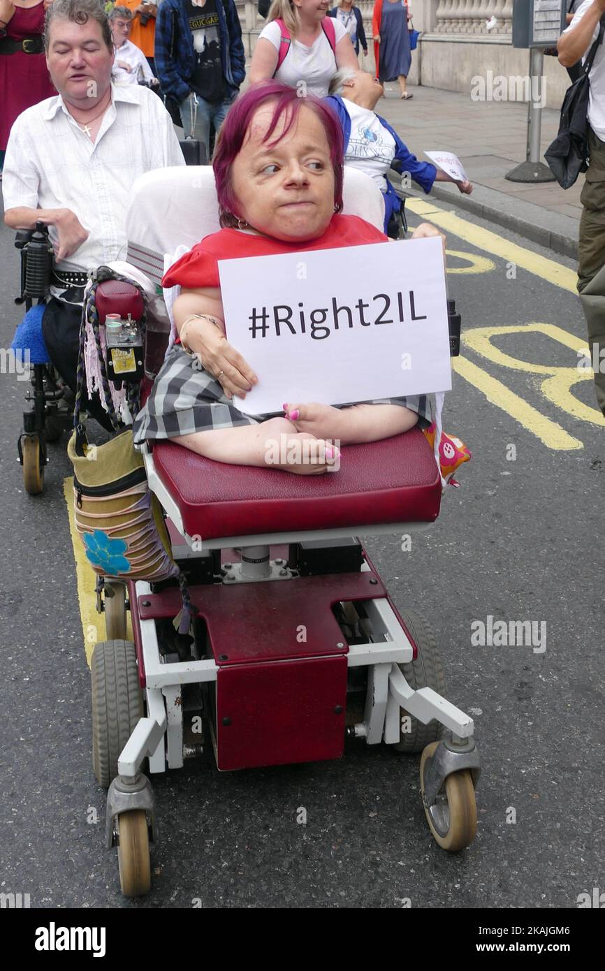 Behinderte Menschen gegen Kürzungen (DPAC) führten am 6. September 2016 vor der Downing Street Nr. 10 in London, England, eine „Street Theatre“-Demonstration durch. Die Gruppe huldigte Independent Living mit Poesie und Gesang und lenkte die Aufmerksamkeit auf die Auswirkungen der Sparmaßnahmen auf ihr unabhängiges Leben. Sie verwendeten den Hashtag #Right2IL, um Unterstützung und Anerkennung in den sozialen Medien zu erhalten. Stockfoto