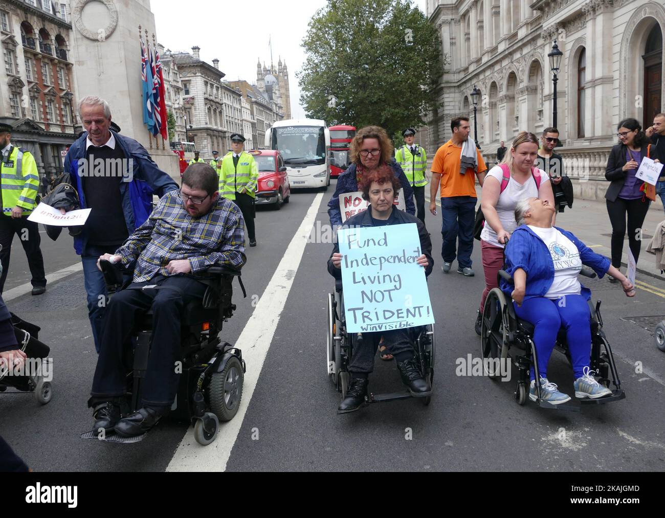 Behinderte Menschen gegen Kürzungen (DPAC) führten am 6. September 2016 vor der Downing Street Nr. 10 in London, England, eine „Street Theatre“-Demonstration durch. Die Gruppe huldigte Independent Living mit Poesie und Gesang und lenkte die Aufmerksamkeit auf die Auswirkungen der Sparmaßnahmen auf ihr unabhängiges Leben. Sie verwendeten den Hashtag #Right2IL, um Unterstützung und Anerkennung in den sozialen Medien zu erhalten. Stockfoto