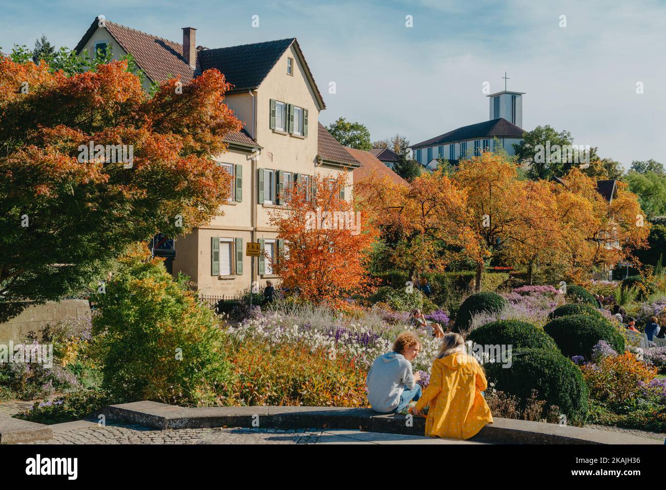 Haus mit schönem Garten im Herbst. Blumen im Stadtpark Bietigheim