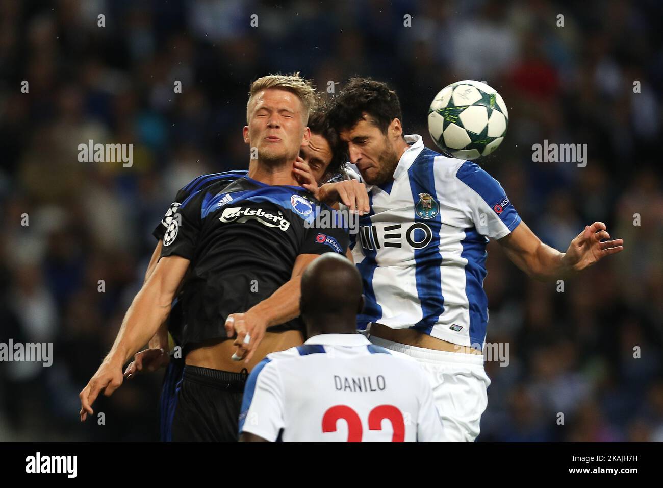 Portos spanischer Verteidiger Ivan Marcano (R) steht am 14. September 2016 im Dragao-Stadion in Porto mit Kobenhavns Stürmer Andreas Cornelius (L) während des UEFA Champions League-Spiels der Gruppe G zwischen dem FC Porto und dem FC Kobenhavn auf. (Foto von Paulo Oliveira / DPI / NurPhoto) *** Bitte nutzen Sie die Gutschrift aus dem Kreditfeld *** Stockfoto