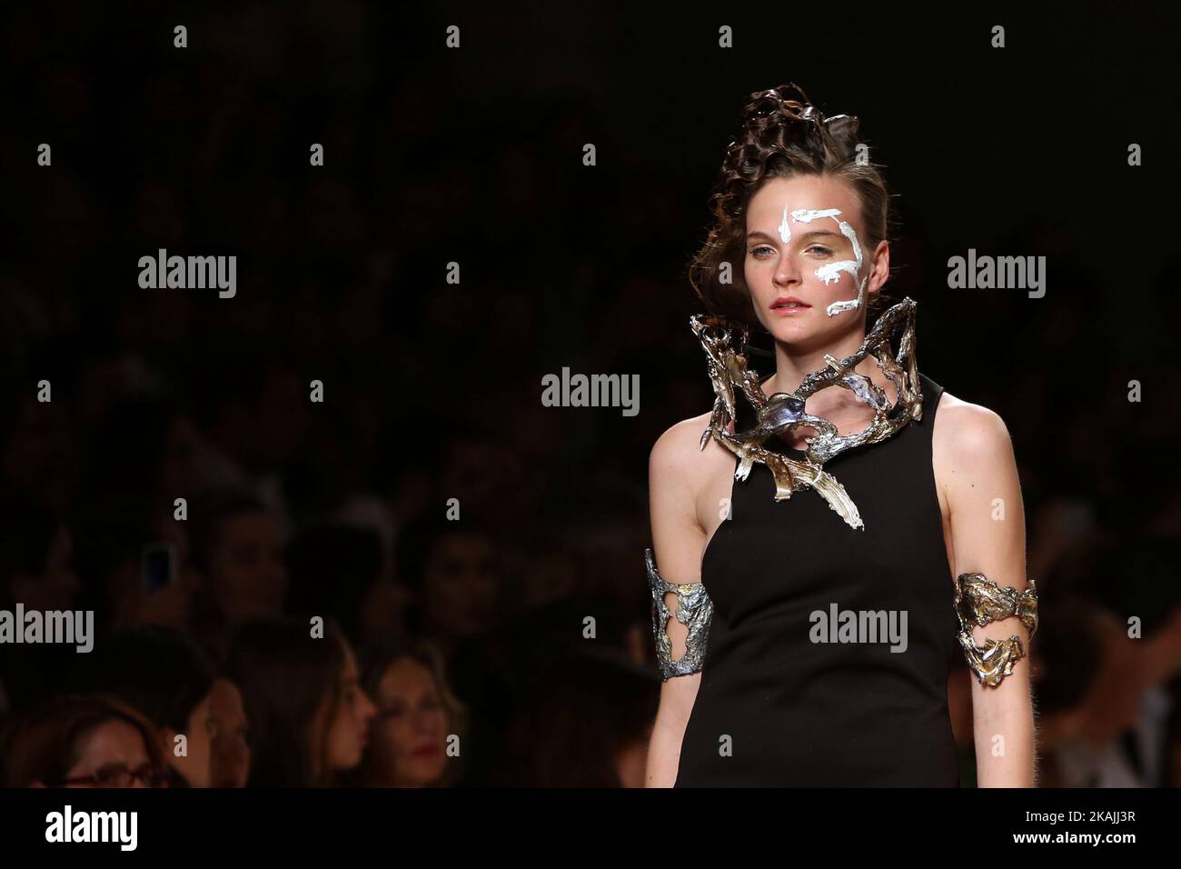 Ein Model präsentiert eine Kreation der portugiesischen Modedesignerin Valentim Quaresma Frühjahr/Sommer 2017 Kollektion während der Lisbon Fashion Week am 8. Oktober 2016 in Lissabon, Portugal. ( Foto von Pedro FiÃºza/NurPhoto) *** Bitte nutzen Sie die Gutschrift aus dem Kreditfeld *** Stockfoto