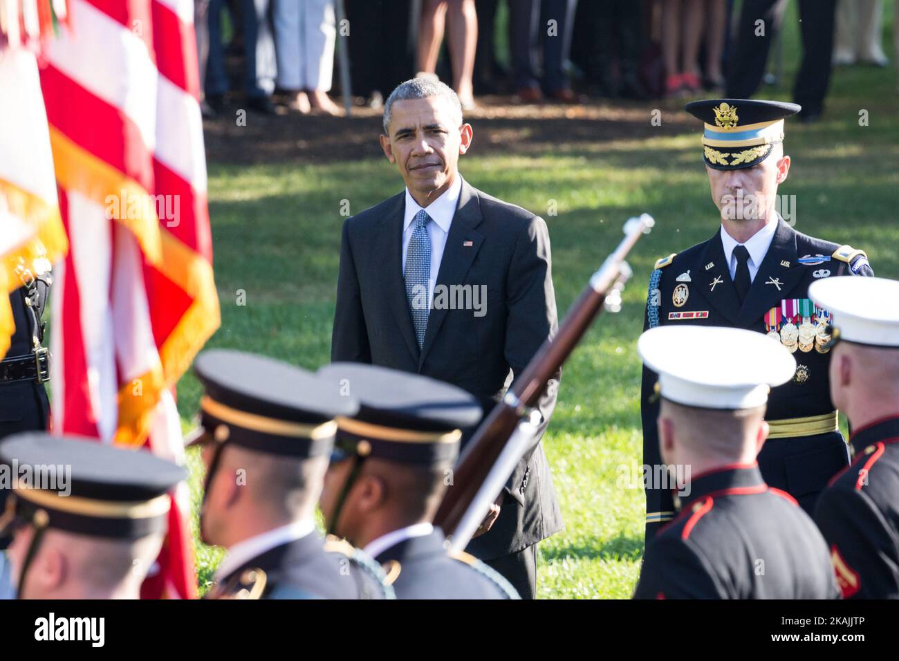 Auf dem South Lawn des Weißen Hauses in Washington, D.C., USA, am Dienstag, den 18. Oktober, 2016. Präsident Barack Obama begibt sich während der Zeremonie beim offiziellen Staatsbesuch auf den Rasen, um die Gäste zu begrüßen. Dies war der letzte offizielle Staatsbesuch der Obama-Regierung. (Foto von Cheriss May/NurPhoto) *** Bitte nutzen Sie die Gutschrift aus dem Kreditfeld *** Stockfoto