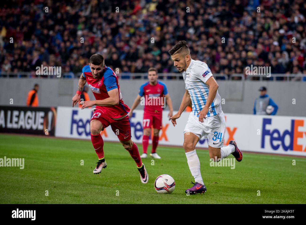 Ovidiu Popescu #23 des FC Steaua Bucharest und Roberto Rodriguez #34 des FC Zürich im Einsatz während des UEFA Europa League 2016-2017, Gruppe L Spiel zwischen dem FC Steaua Bucharest ROU und dem FC Zürich (SUI) in der National Arena, Bukarest, Rumänien ROU, am 20. Oktober 2016. Stockfoto