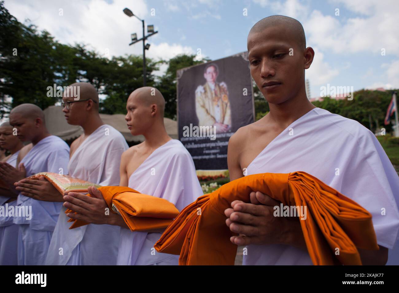 Die Trauernden der Thais werden am 21. Oktober 2016 im Tempel Rama 9 in Bangkok, Thailand, zu Mönchen und Novizen geweiht, um den verstorbenen thailändischen König Bhumibol Adulyadej zu ehren. (Foto von Anusak Laowias/NurPhoto) *** Bitte nutzen Sie die Gutschrift aus dem Kreditfeld *** Stockfoto