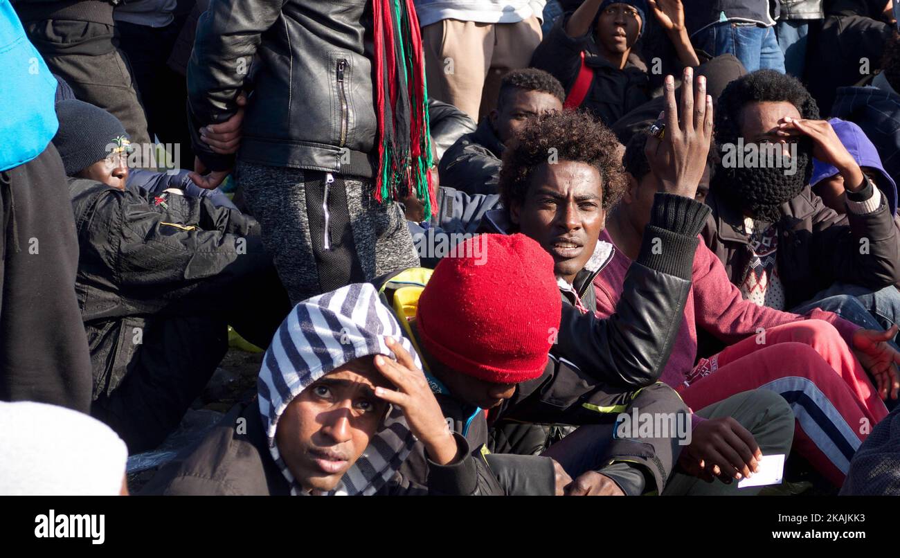 Sudanesische Migranten stehen bei kaltem Wetter Schlange, um an Bord von Bussen zu gehen und das berüchtigte „Dschungel“-Lager zu verlassen, bevor die Behörden am 25. Oktober 2016 in Calais, Frankreich, das Gelände abreißen. Viele Migranten sind per Reisebus abgereist, um in Zentren in ganz Frankreich umverteilt zu werden, da Polizei und Beamte in Frankreich beginnen, das „Dschungel“-Migrantenlager in Calais zu räumen. Schätzungsweise 7.000 Menschen leben in dem Lager unter unqualiden Bedingungen. (Foto von Gail Orenstein/NurPhoto) *** Bitte nutzen Sie die Gutschrift aus dem Kreditfeld *** Stockfoto