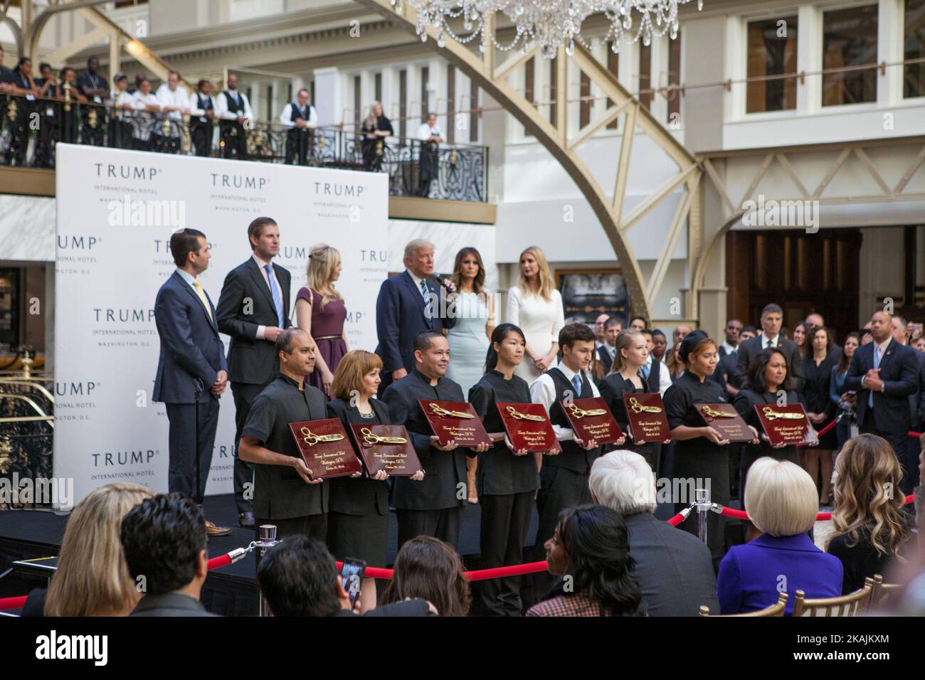 US-Präsidentschaftskandidat Donald J. Trump (Mitte) macht Bemerkungen mit seiner Familie (l-r), Söhnen: Donald Trump Jr., Eric Trump, Tochter Tiffany Trump, seine Frau Melania Trump und Tochter Ivanka Trump, bevor am 26. Oktober 2016 das Band für ihr neuestes Hotel, das Trump International Hotel - Old Post Office, in Washington, DC, geschnitten wurde. Die Veranstaltung war für die Öffentlichkeit geschlossen und umfasste VIP-Gäste und Mitarbeiter von Trump. (Foto von Cheriss May/NurPhoto) *** Bitte nutzen Sie die Gutschrift aus dem Kreditfeld *** Stockfoto