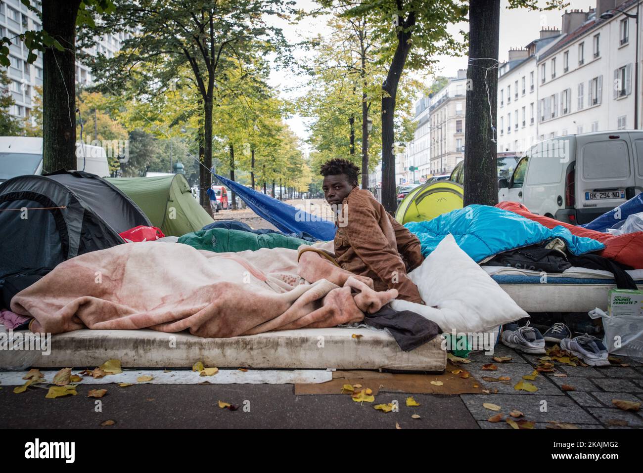 Migranten, die am 15. Oktober 2016 in Zelten in der Avenue des Flandres in Paris, Frankreich, schlafen. Viele Migranten aus dem Sudan, Afgahnistan und Erithrea leben in der U-Bahnstation Stalingrade in Paris. (Foto von Guillaume Pinon/NurPhoto) *** Bitte nutzen Sie die Gutschrift aus dem Kreditfeld *** Stockfoto
