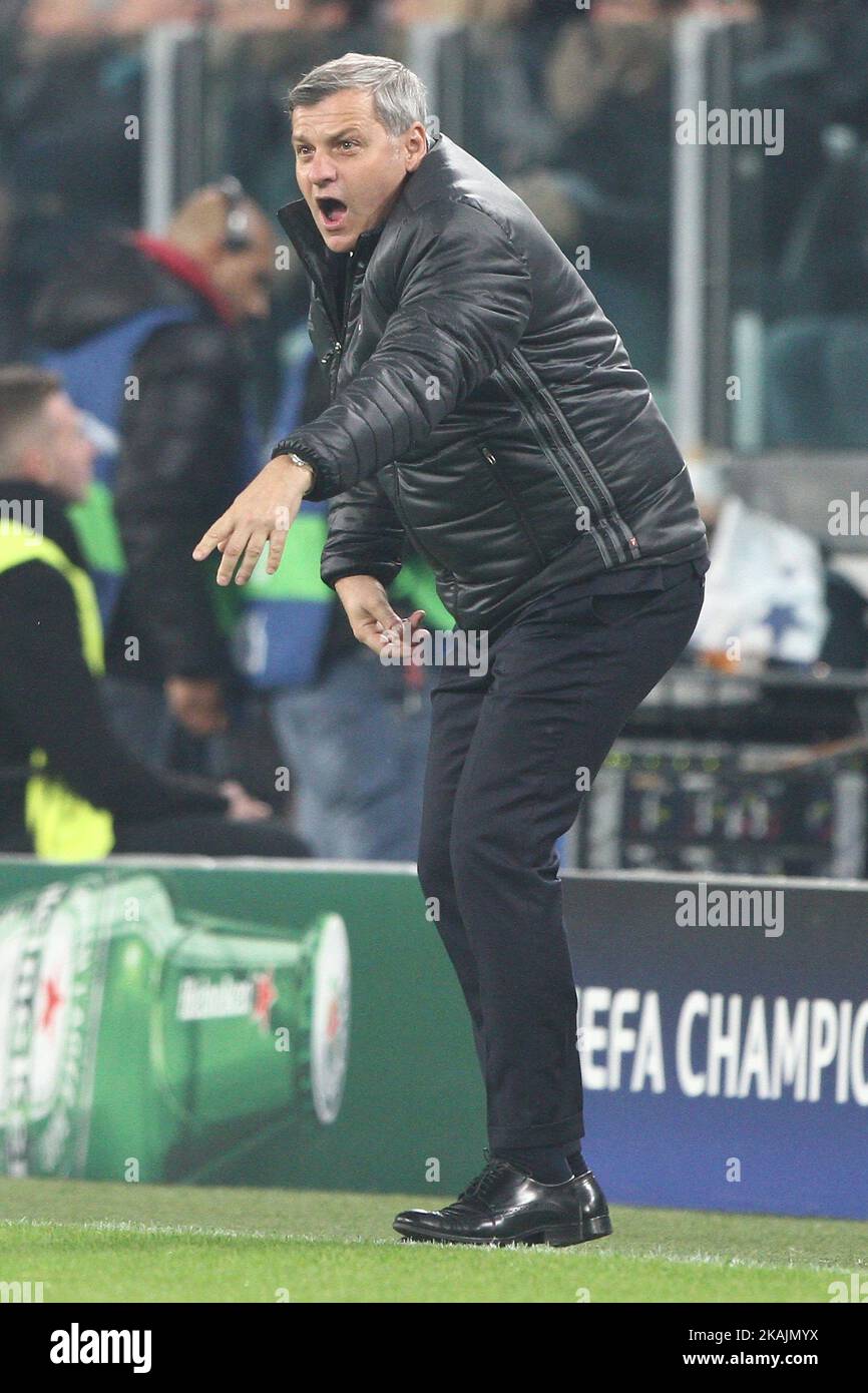 Olympique Lyonnais-Trainer Bruno Genesio während des UEFA Champions League-Gruppenfußballspiels Nr.4 JUVENTUS - LYON am 02/11/2016 im Juventus-Stadion in Turin, Italien. Copyright 2016 Matteo Bottanelli *** Bitte benutzen Sie die Gutschrift aus dem Kreditfeld *** Stockfoto