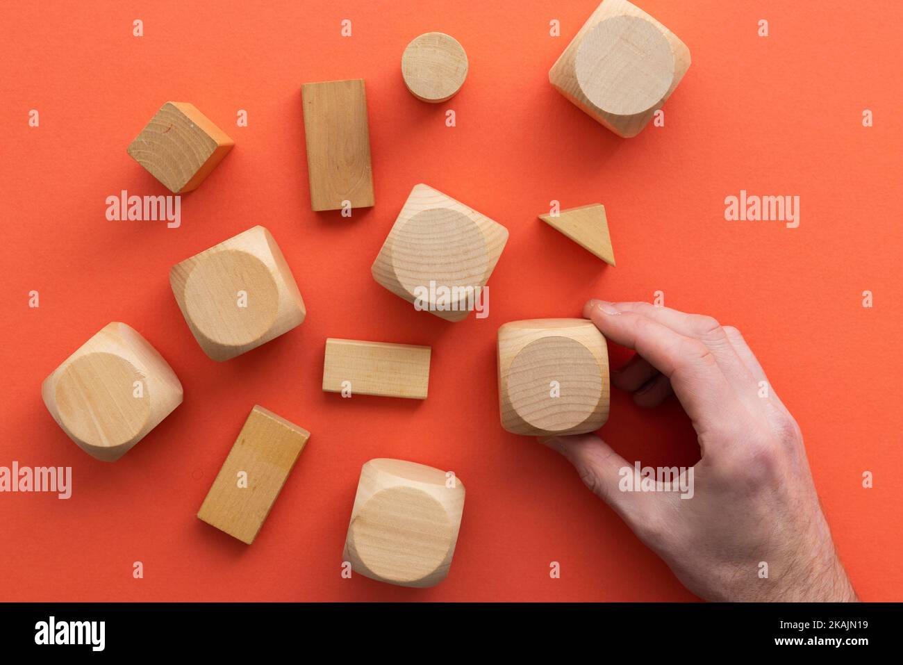 Hand wählen Sie einen Holzblock aus einem Satz. Geschäft Wahl Konzept Stockfoto