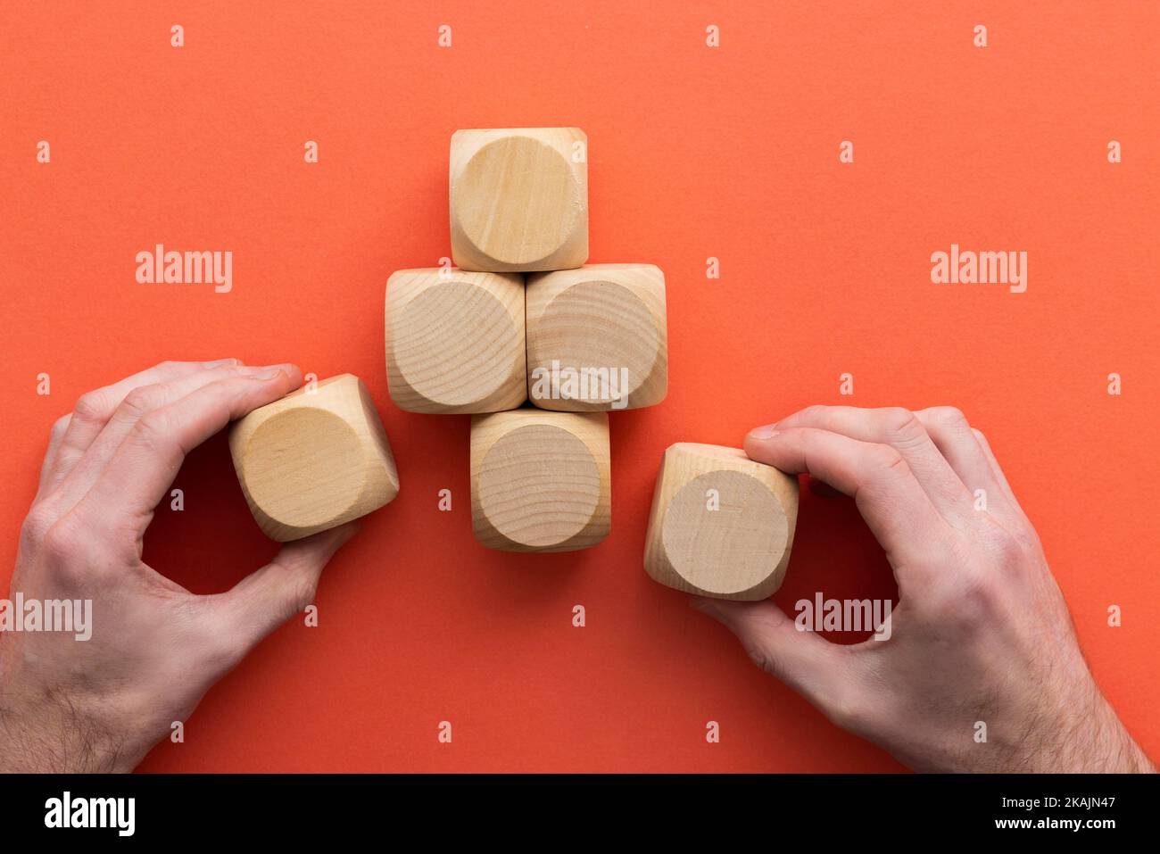 Hand wählen Sie einen Holzblock aus einem Satz. Geschäft Wahl Konzept Stockfoto