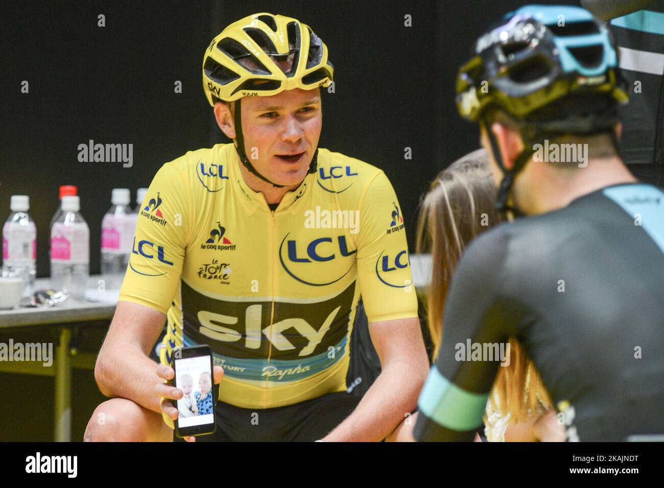 Chris Froome, ein britischer Profi-Rennradfahrer für das UCI ProTeam Team Sky, zeigt das Telefonbild seines Kindes nach dem Rennen bei der vierten Ausgabe der Tour de France Saitama Criterium. Am Samstag, den 29.. Oktober 2016, in Saitama, Japan. Foto von Artur Widak *** Bitte nutzen Sie die Gutschrift aus dem Kreditfeld *** Stockfoto