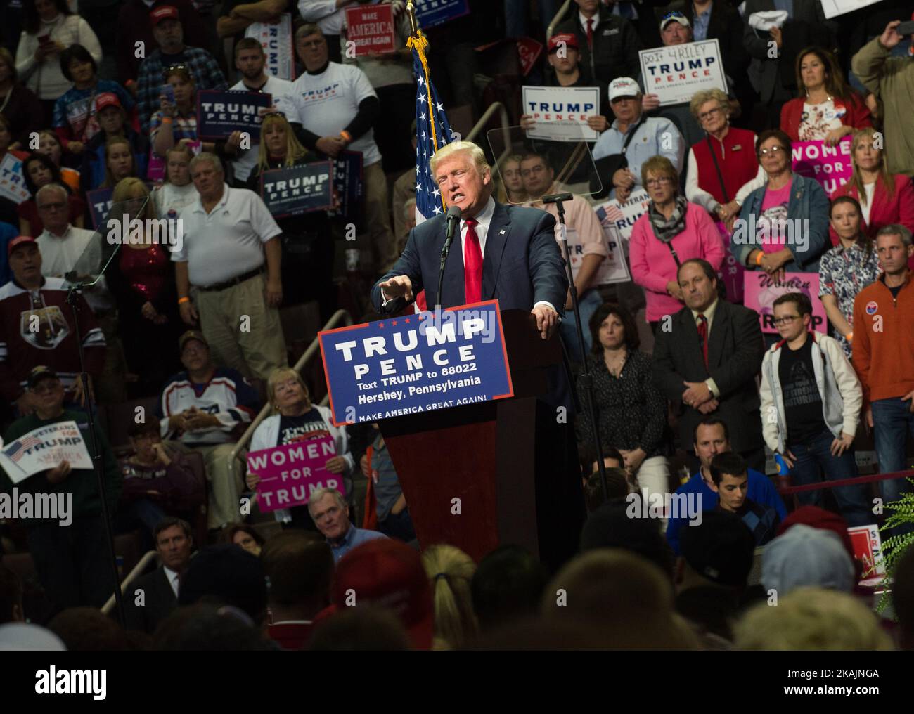 Der republikanische Präsidentschaftskandidat Donald Trump spricht während einer Kundgebung im Giant Center in Hershey, Pennsylvania, am 4. November 2016. (Foto von Zach D Roberts/NurPhoto) *** Bitte nutzen Sie die Gutschrift aus dem Kreditfeld *** Stockfoto