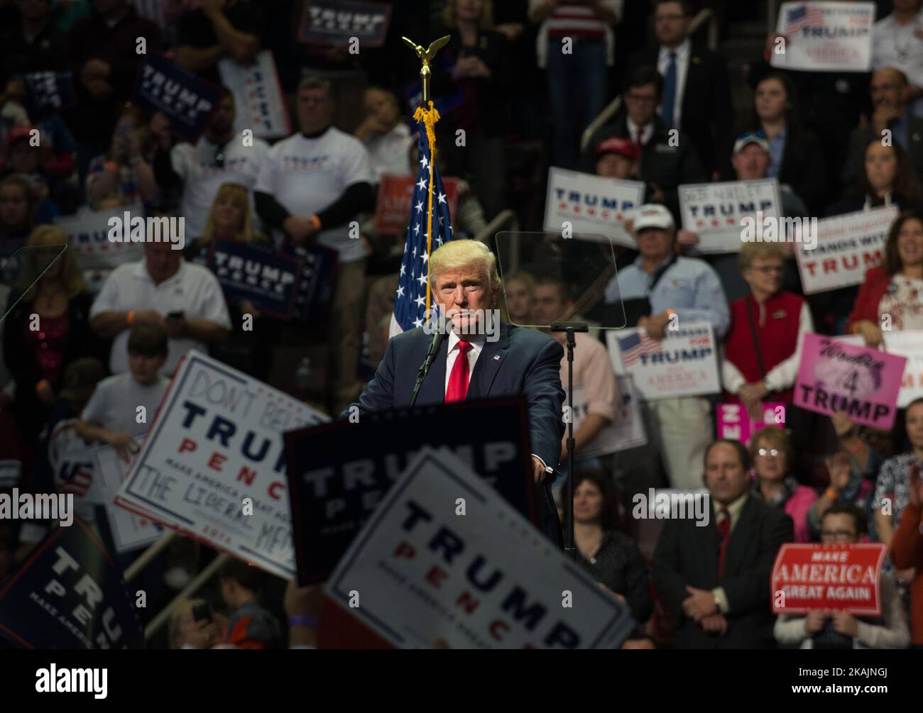 Der republikanische Präsidentschaftskandidat Donald Trump spricht während einer Kundgebung im Giant Center in Hershey, Pennsylvania, am 4. November 2016. (Foto von Zach D Roberts/NurPhoto) *** Bitte nutzen Sie die Gutschrift aus dem Kreditfeld *** Stockfoto