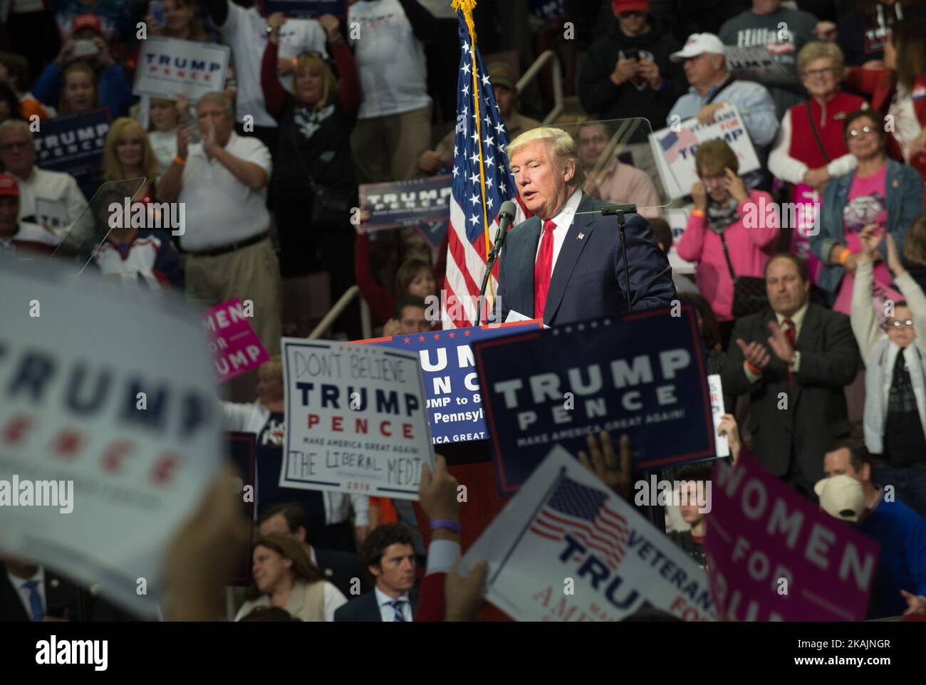 Der republikanische Präsidentschaftskandidat Donald Trump spricht während einer Kundgebung im Giant Center in Hershey, Pennsylvania, am 4. November 2016. (Foto von Zach D Roberts/NurPhoto) *** Bitte nutzen Sie die Gutschrift aus dem Kreditfeld *** Stockfoto
