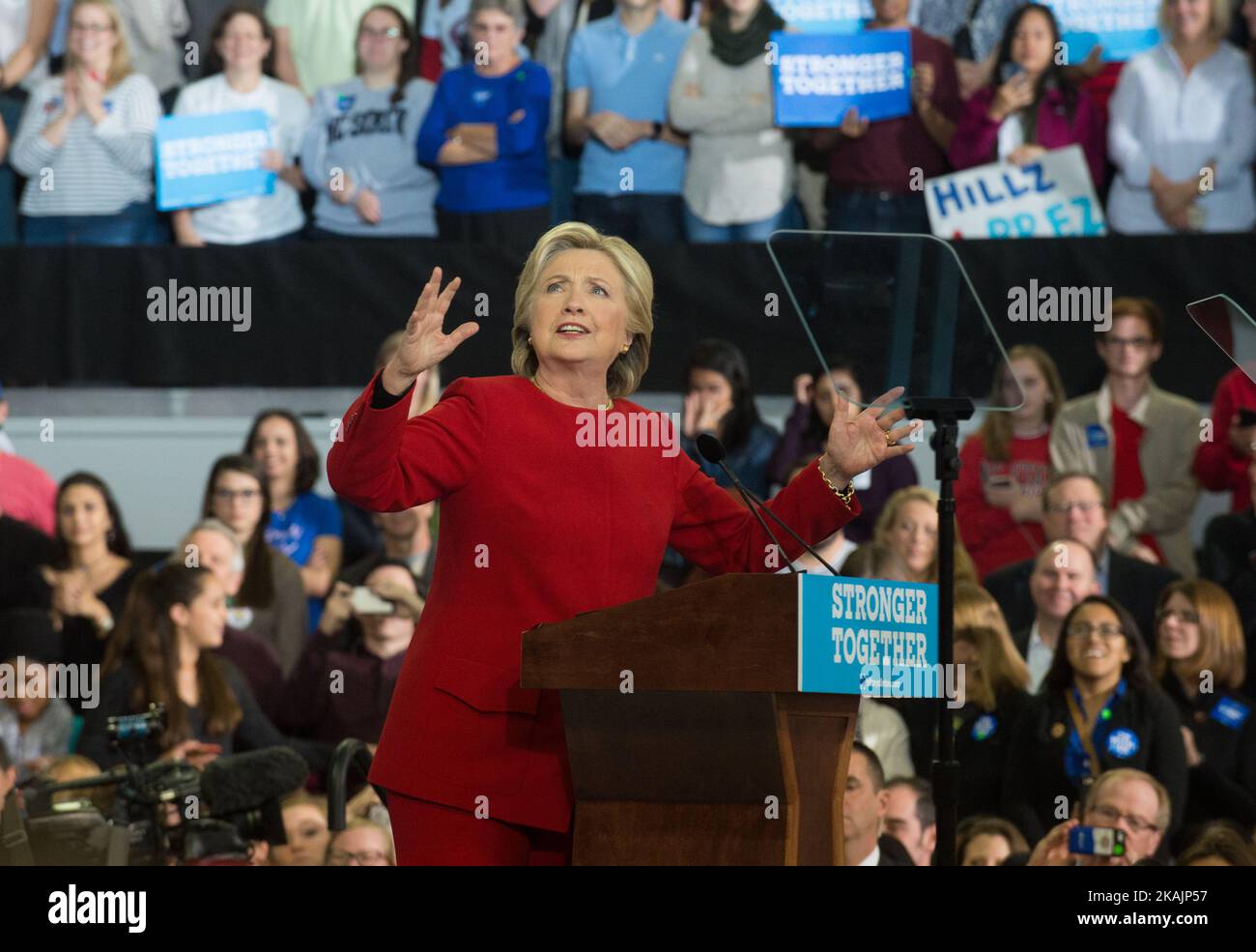 Demokratische Präsidentschaftskandidatin die ehemalige Außenministerin Hillary Clinton spricht während einer Wahlkampfveranstaltung an der North Carolina State University am 8. November 2016 in Raleigh North Carolina. Mit weniger als 24 Stunden bis zum Wahltag in den Vereinigten Staaten kämpft Hillary Clinton in Pennsylvania, Michigan und North Carolina. (Foto von Zach Roberts/NurPhoto) *** Bitte nutzen Sie die Gutschrift aus dem Kreditfeld *** Stockfoto