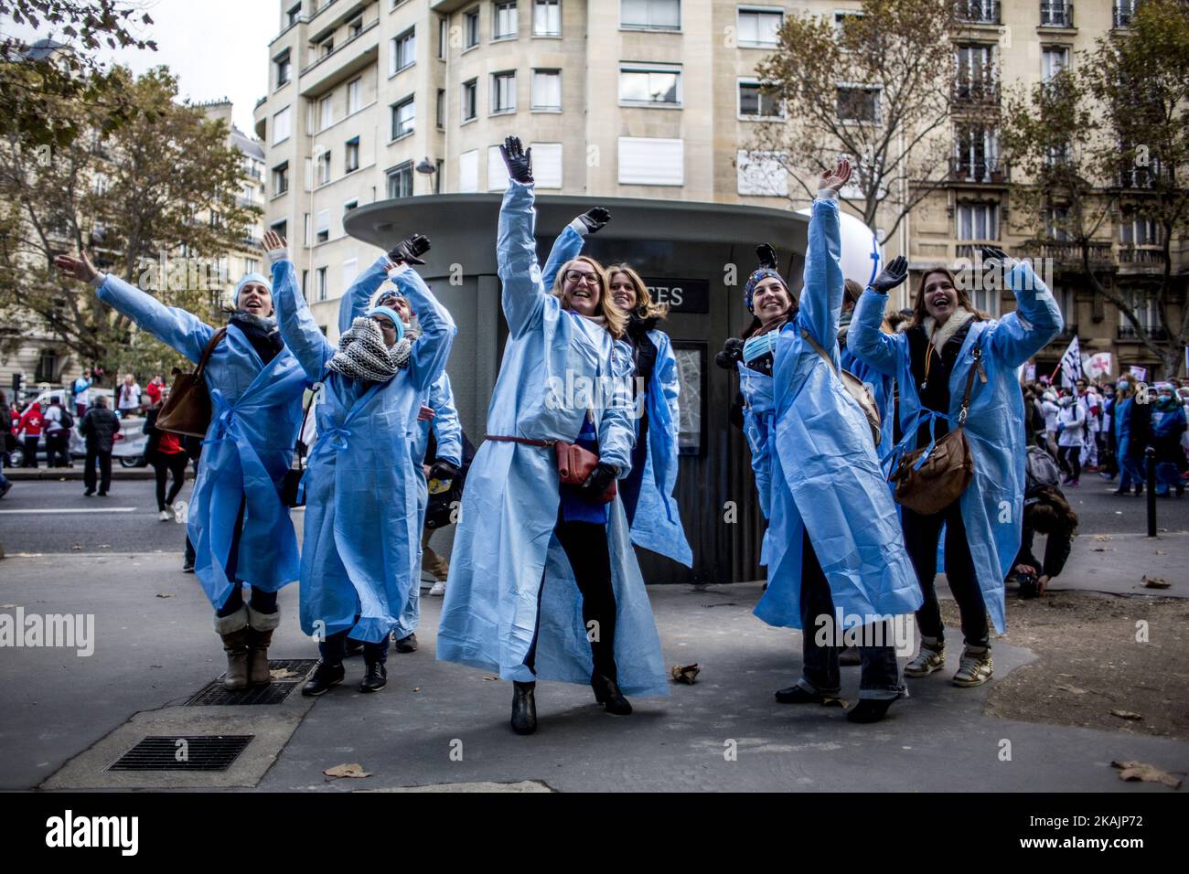 Krankenhauspersonal begrüßte die Persönlichkeiten des Necker-Krankenhauses während einer Demonstration gegen die „Bestimmung ihrer Arbeitsbedingungen“ am 8. November 2016 in Paris. (Foto von Michael Bunel/NurPhoto) *** Bitte nutzen Sie die Gutschrift aus dem Kreditfeld *** Stockfoto