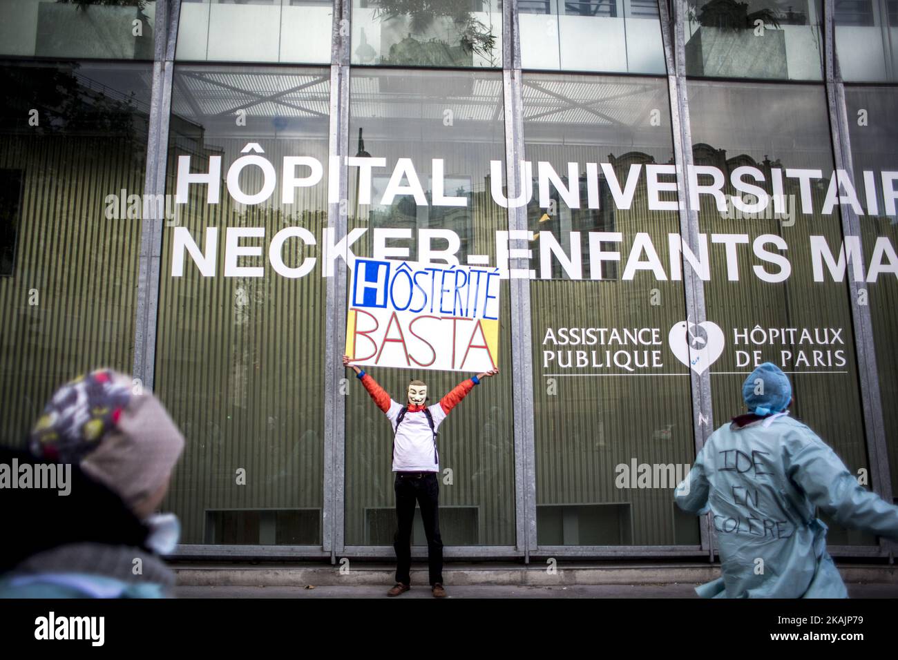 Ein Mann, der ein Schild mit der Aufschrift „Hodernity“, ein Wortspiel mit dem Krankenhaus, vor dem Necker-Krankenhaus hält, während einer Demonstration des Krankenhauspersonals gegen die „Bestimmung ihrer Arbeitsbedingungen“ am 8. November 2016 in Paris. (Foto von Michael Bunel/NurPhoto) *** Bitte nutzen Sie die Gutschrift aus dem Kreditfeld *** Stockfoto