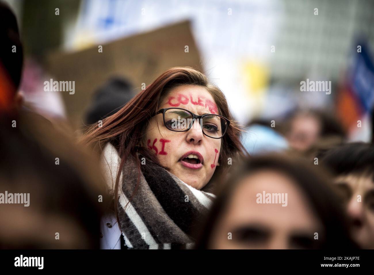 Eine Demonstratorin der ESI (Krankenschwestern-Studentin) mit der Wut schreibt ihr auf das Gesicht während einer Demonstration mit dem Krankenhauspersonal gegen die „Bestimmung ihrer Arbeitsbedingungen“ am 8. November 2016 in Paris. (Foto von Michael Bunel/NurPhoto) *** Bitte nutzen Sie die Gutschrift aus dem Kreditfeld *** Stockfoto