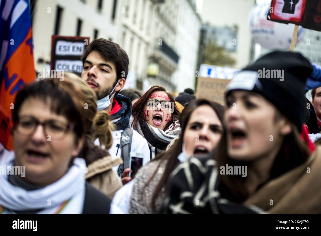 Eine Demonstratorin der ESI (Krankenschwestern-Studentin) mit der Wut schreibt ihr auf das Gesicht während einer Demonstration mit dem Krankenhauspersonal gegen die „Bestimmung ihrer Arbeitsbedingungen“ am 8. November 2016 in Paris. (Foto von Michael Bunel/NurPhoto) *** Bitte nutzen Sie die Gutschrift aus dem Kreditfeld *** Stockfoto