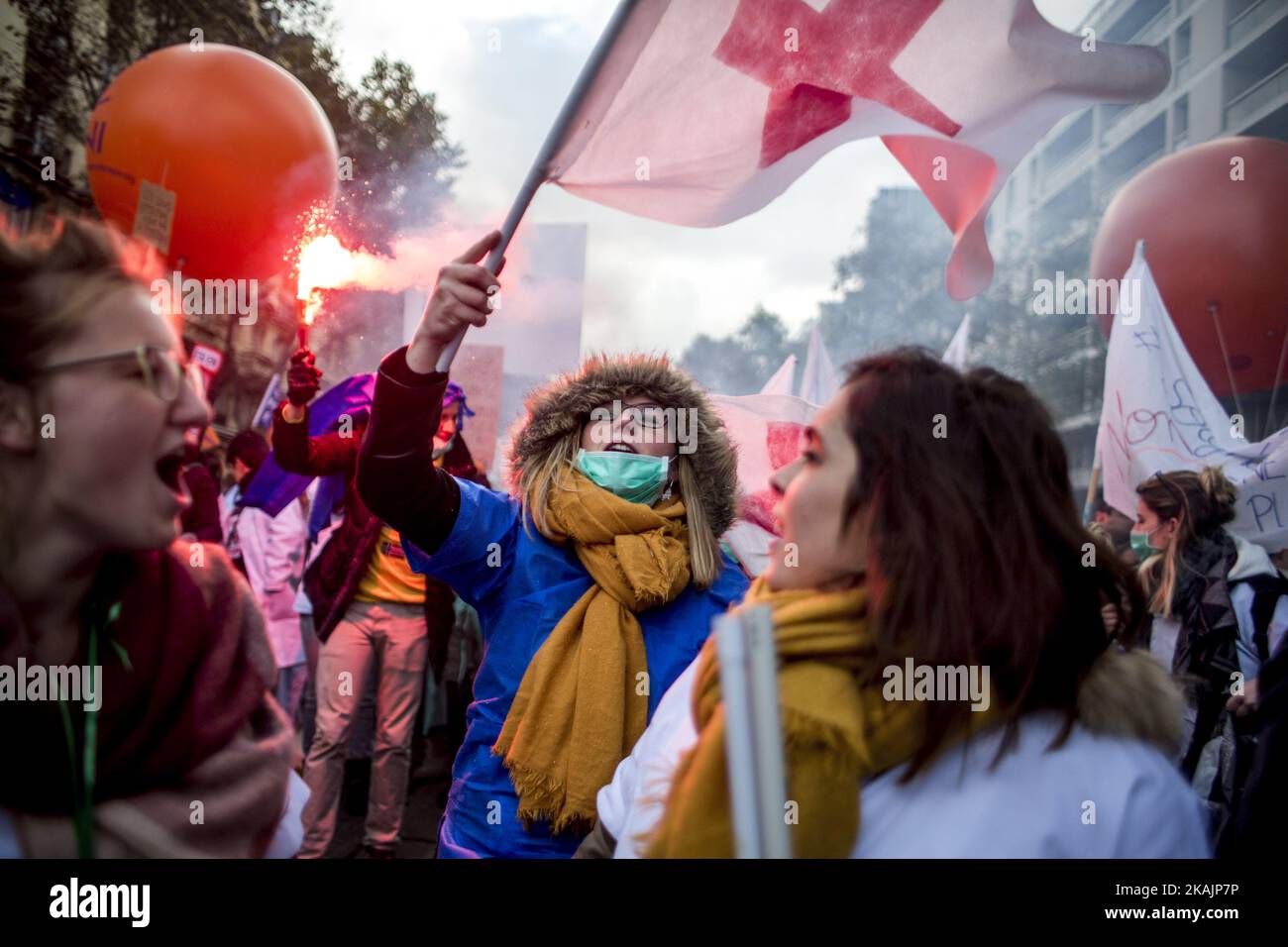 Krankenhauspersonal demonstriert am 8. November 2016 in Paris gegen die „Bestimmung ihrer Arbeitsbedingungen“. (Foto von Michael Bunel/NurPhoto) *** Bitte nutzen Sie die Gutschrift aus dem Kreditfeld *** Stockfoto