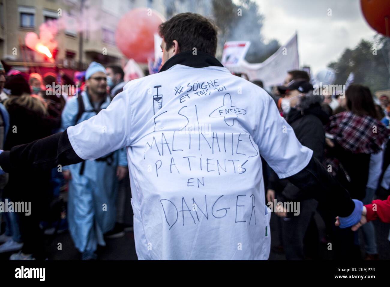 Krankenhauspersonal demonstriert am 8. November 2016 in Paris gegen die „Bestimmung ihrer Arbeitsbedingungen“. (Foto von Michael Bunel/NurPhoto) *** Bitte nutzen Sie die Gutschrift aus dem Kreditfeld *** Stockfoto