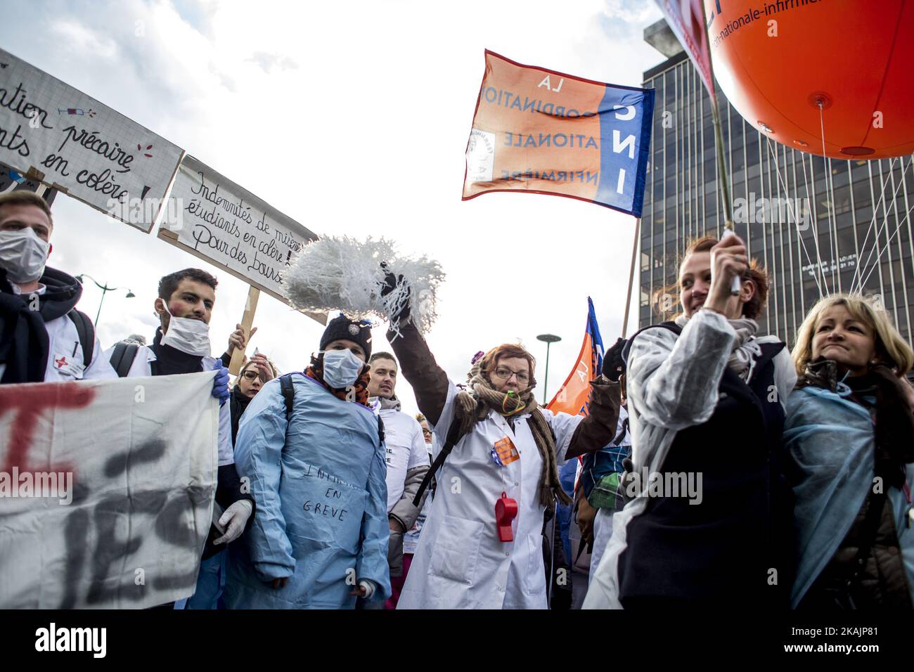 Krankenhauspersonal demonstriert am 8. November 2016 in Paris gegen die „Bestimmung ihrer Arbeitsbedingungen“. (Foto von Michael Bunel/NurPhoto) *** Bitte nutzen Sie die Gutschrift aus dem Kreditfeld *** Stockfoto