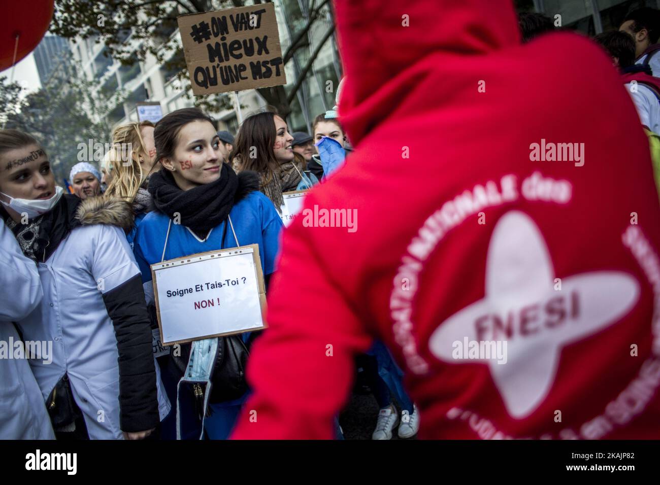 Krankenschwester s Student Demonstrator mit einem Schild mit der Aufschrift behandeln und geschlossen während einer Demonstration des Krankenhauspersonals gegen die „Bestimmung ihrer Arbeitsbedingungen“, am 8. November 2016 in Paris. (Foto von Michael Bunel/NurPhoto) *** Bitte nutzen Sie die Gutschrift aus dem Kreditfeld *** Stockfoto