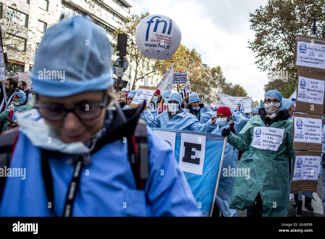Krankenhauspersonal demonstriert am 8. November 2016 in Paris gegen die „Bestimmung ihrer Arbeitsbedingungen“. (Foto von Michael Bunel/NurPhoto) *** Bitte nutzen Sie die Gutschrift aus dem Kreditfeld *** Stockfoto