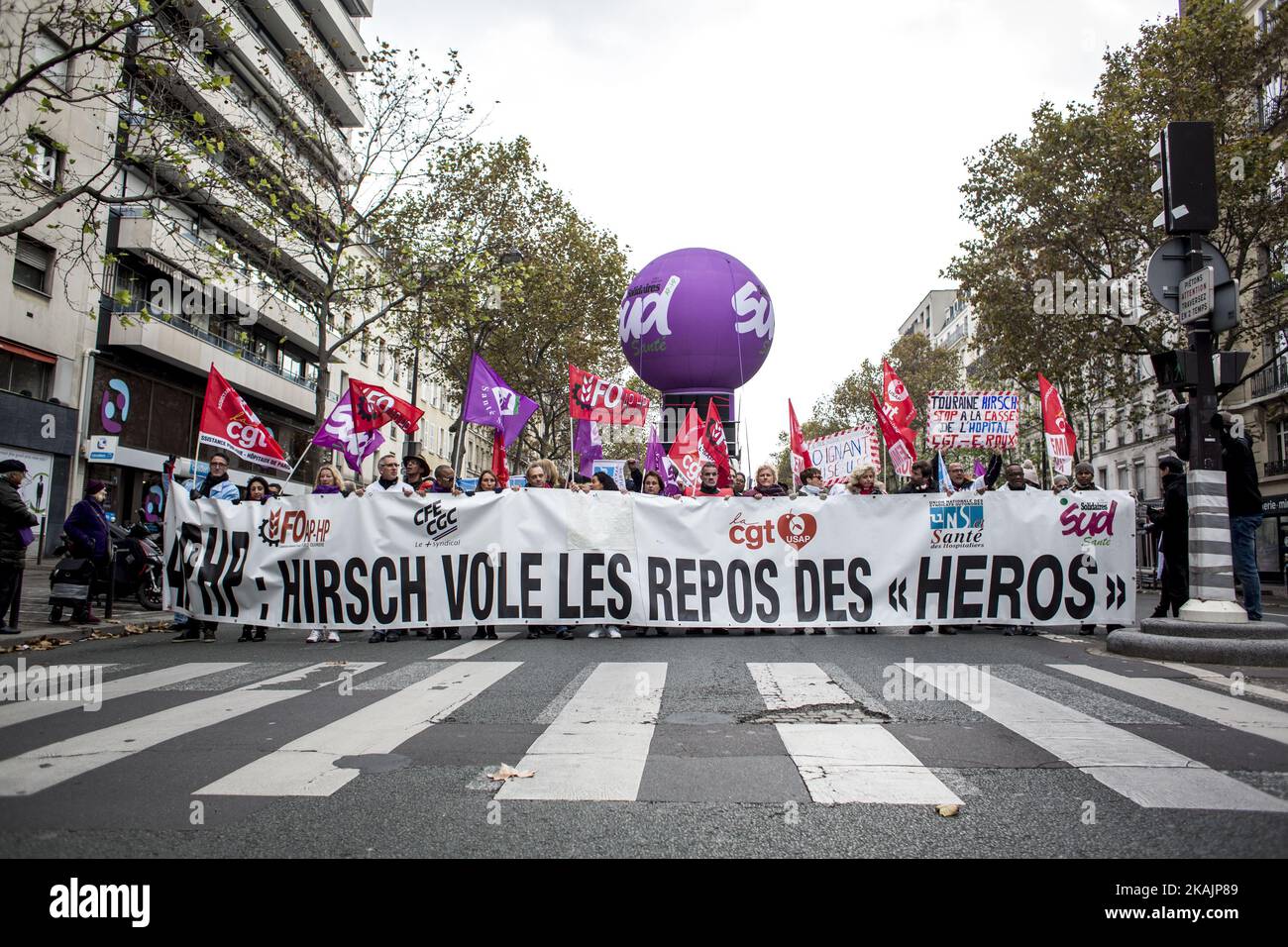 Demonstranten mit Spruchbändern mit der Aufschrift APHP: Hirsch raubt den Helden die Ruhe während einer Demonstration des Krankenhauspersonals gegen die „Bestimmung ihrer Arbeitsbedingungen“ am 8. November 2016 in Paris. (Foto von Michael Bunel/NurPhoto) *** Bitte nutzen Sie die Gutschrift aus dem Kreditfeld *** Stockfoto