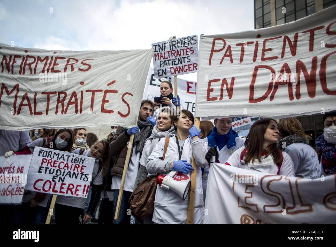 Krankenschwestern protestierten am 8. November 2016 bei einer Demonstration mit Krankenhauspersonal gegen die „Bestimmung ihrer Arbeitsbedingungen“ in Paris. (Foto von Michael Bunel/NurPhoto) *** Bitte nutzen Sie die Gutschrift aus dem Kreditfeld *** Stockfoto