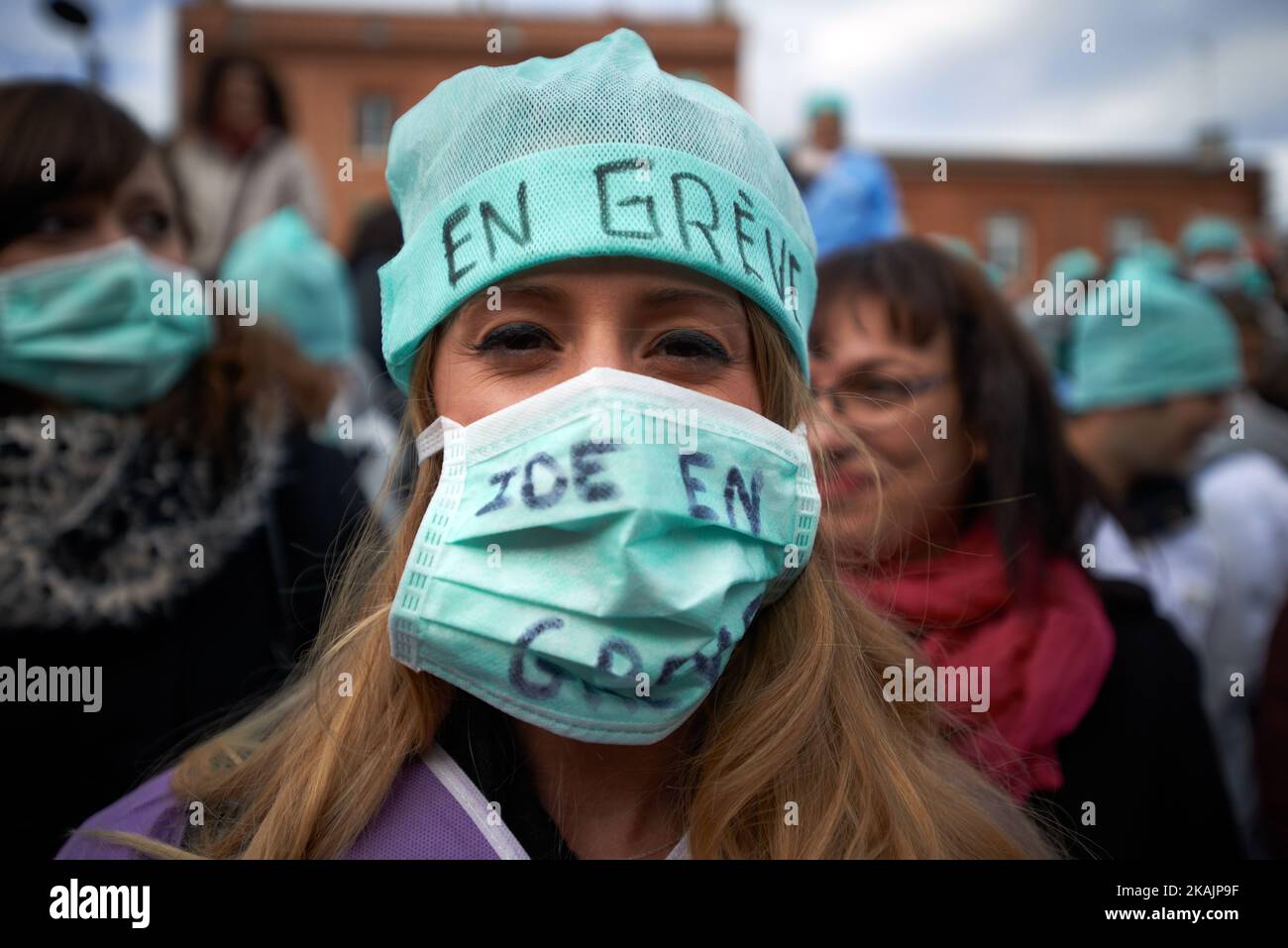 Eine Krankenschwester trägt ein Oberteil und eine Maske mit der Aufschrift „im Streik“ und „in Streik geregistrierte Krankenschwester während einer Demonstration von Krankenschwestern, Feuerwehrleuten und Polizeimitgliedern. Sie protestieren gegen die Politik von Marisol Touraine (Gesundheitsministerin) im Bereich der öffentlichen Gesundheit und ganz allgemein gegen die Verschlechterung ihrer öffentlichen Dienstleistungen. Sie sagen auch, dass die Arbeitsbedingungen schlecht sind, und sie prangern den Mangel an Gesundheitsprodesionalen in öffentlichen und privaten Krankenhäusern an. Toulouse. Frace. November 8. 2016. (Foto von Alain Pitton/NurPhoto) *** Bitte nutzen Sie die Gutschrift aus dem Kreditfeld *** Stockfoto