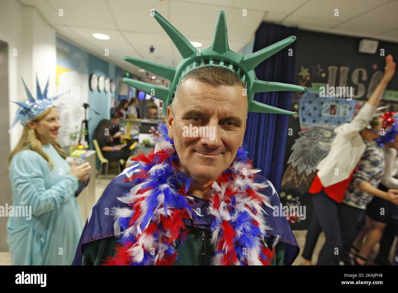 Ein ukrainischer Mann, der während eines Besuchs im America House in Kiew, Ukraine, am 08. November 2016, an einem Kostüm der Freiheitsstatue gekleidet war. Das amerikanische Haus in Kiew lud die Ukrainer ein, die Berichterstattung über den US-Wahltag zu beobachten. Die Amerikaner wählen den Präsidenten der Vereinigten Staaten von Amerika aus dem Jahr 45., der vom 2017 bis 2020 dienen soll (Foto von NurPhoto) *** Bitte benutzen Sie die Gutschrift aus dem Credit Field *** Stockfoto