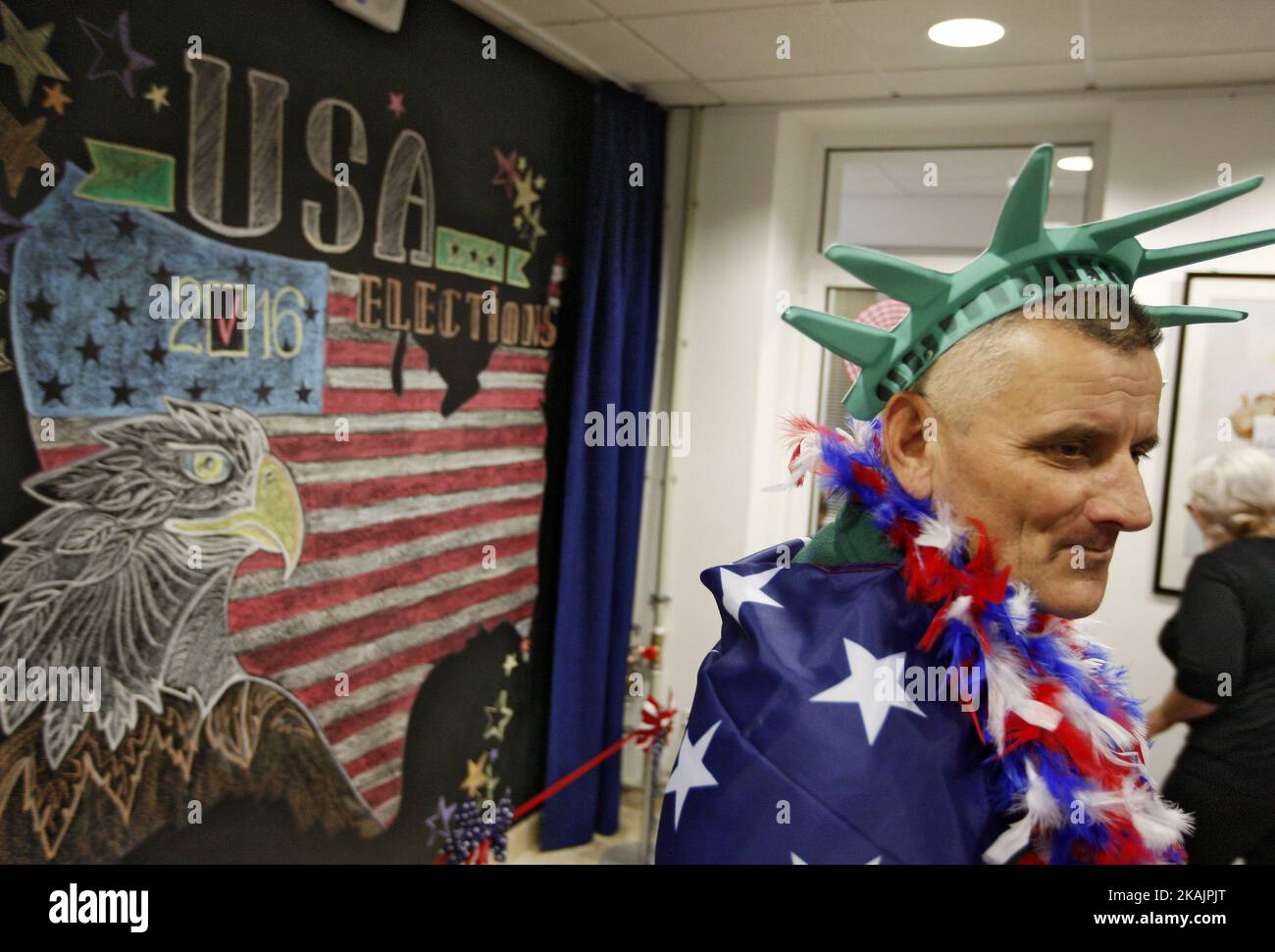 Ein ukrainischer Mann, der während eines Besuchs im America House in Kiew, Ukraine, am 08. November 2016, an einem Kostüm der Freiheitsstatue gekleidet war. Das amerikanische Haus in Kiew lud die Ukrainer ein, die Berichterstattung über den US-Wahltag zu beobachten. Die Amerikaner wählen den Präsidenten der Vereinigten Staaten von Amerika aus dem Jahr 45., der vom 2017 bis 2020 dienen soll (Foto von NurPhoto) *** Bitte benutzen Sie die Gutschrift aus dem Credit Field *** Stockfoto