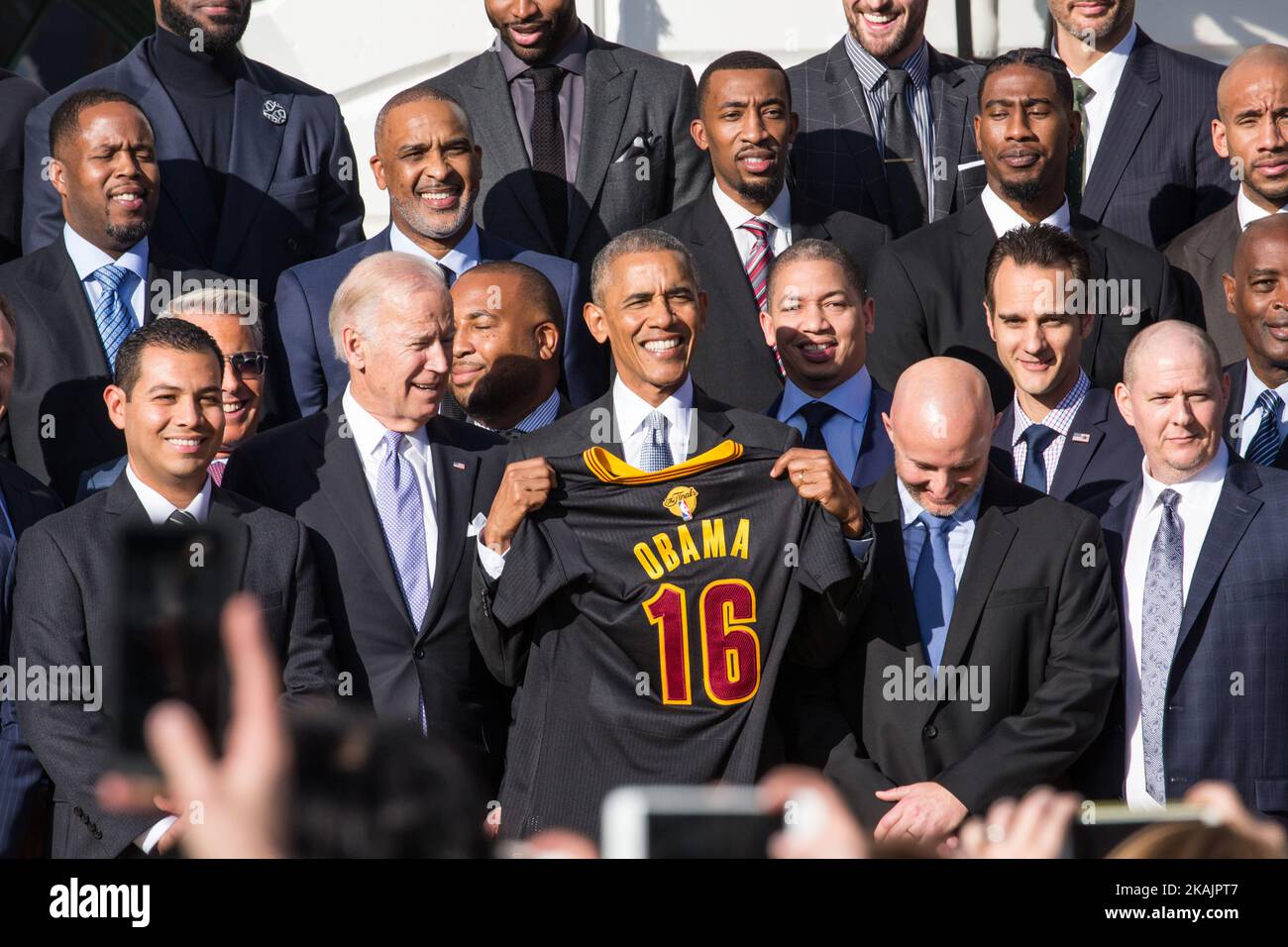 Präsident Barack Obama und Vizepräsident Joe Biden posieren für ein Foto mit dem NBA-Champion Cleveland Cavaliers aus dem Jahr 2016 auf dem South Lawn des Weißen Hauses. (Foto von Cheriss May/NurPhoto) *** Bitte nutzen Sie die Gutschrift aus dem Kreditfeld *** Stockfoto