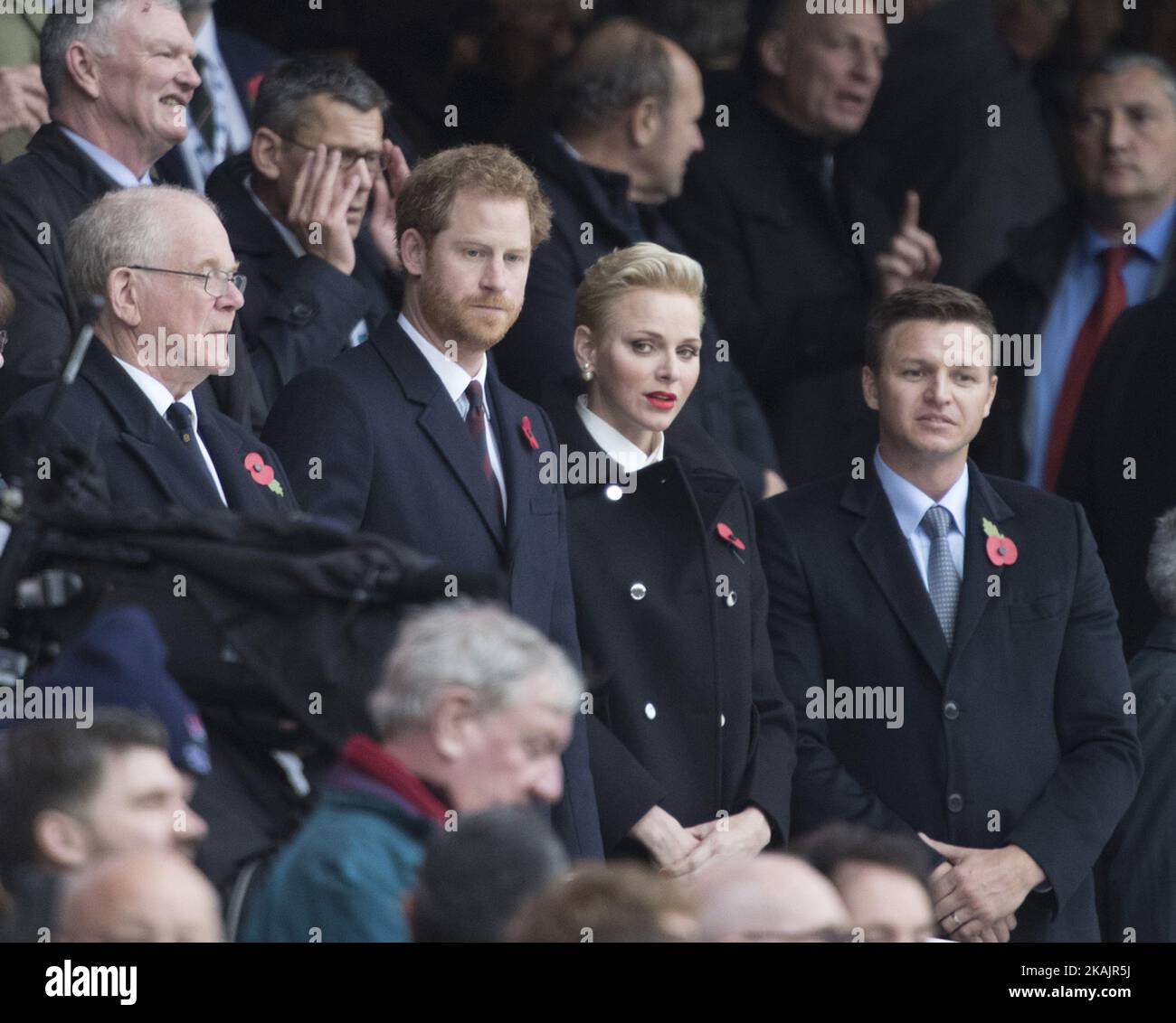 L-R Prinz Harry (2. L) und Prinzessin Charlene von Monaco (2. R) werden während der Old Mutual Wealth Series zwischen England und Südafrika im Twickenham Stadium, London, 12. 2016. November, am Stand zu sehen sein (Foto: Kieran Galvin/NurPhoto) *** Bitte benutzen Sie die Gutschrift aus dem Credit Field *** Stockfoto