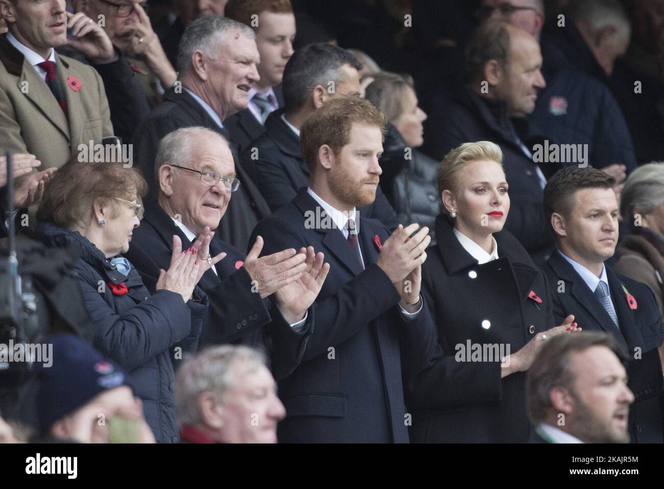 L-R Prinz Harry (2. L) und Prinzessin Charlene von Monaco (2. R) werden während der Old Mutual Wealth Series zwischen England und Südafrika im Twickenham Stadium, London, 12. 2016. November, am Stand zu sehen sein (Foto: Kieran Galvin/NurPhoto) *** Bitte benutzen Sie die Gutschrift aus dem Credit Field *** Stockfoto