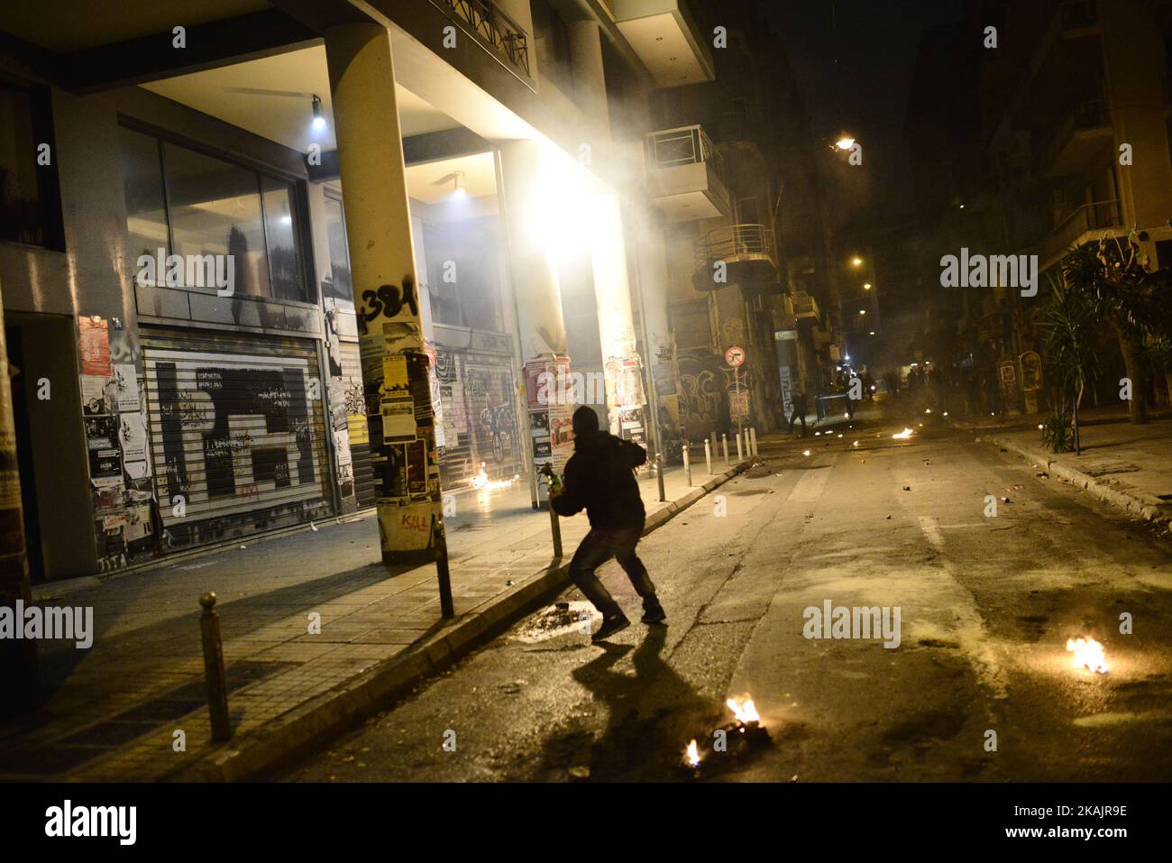 Nach einer Demonstration gegen den Besuch des US-Präsidenten Obama in Griechenland am 15. November 2016 kollidieren Demonstranten mit der Polizei im Bezirk Exarcheia im Zentrum von Athen. (Foto von Gerasimos Koilakos/NurPhoto) *** Bitte nutzen Sie die Gutschrift aus dem Kreditfeld *** Stockfoto